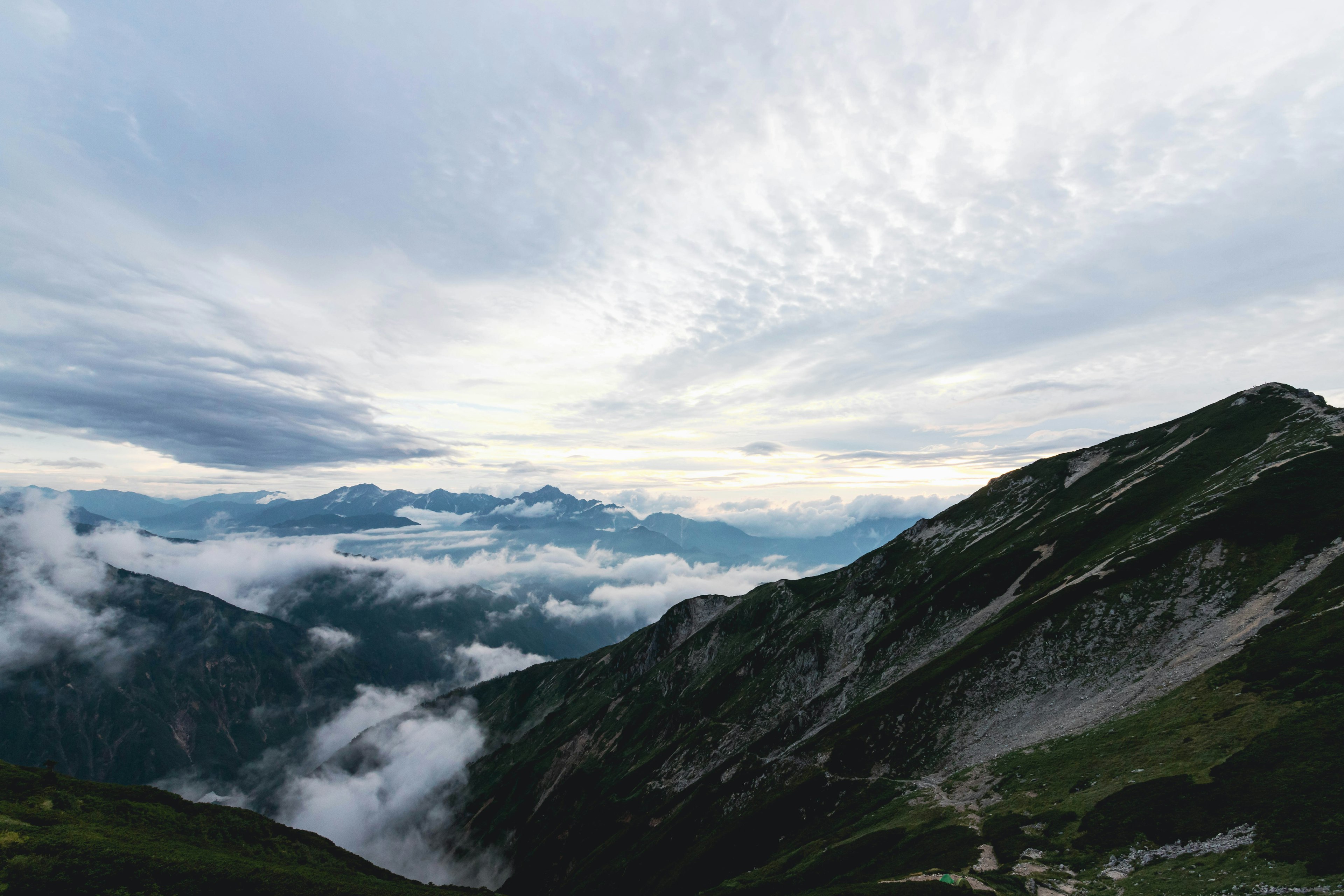 Maestoso paesaggio montano con nuvole che si estendono