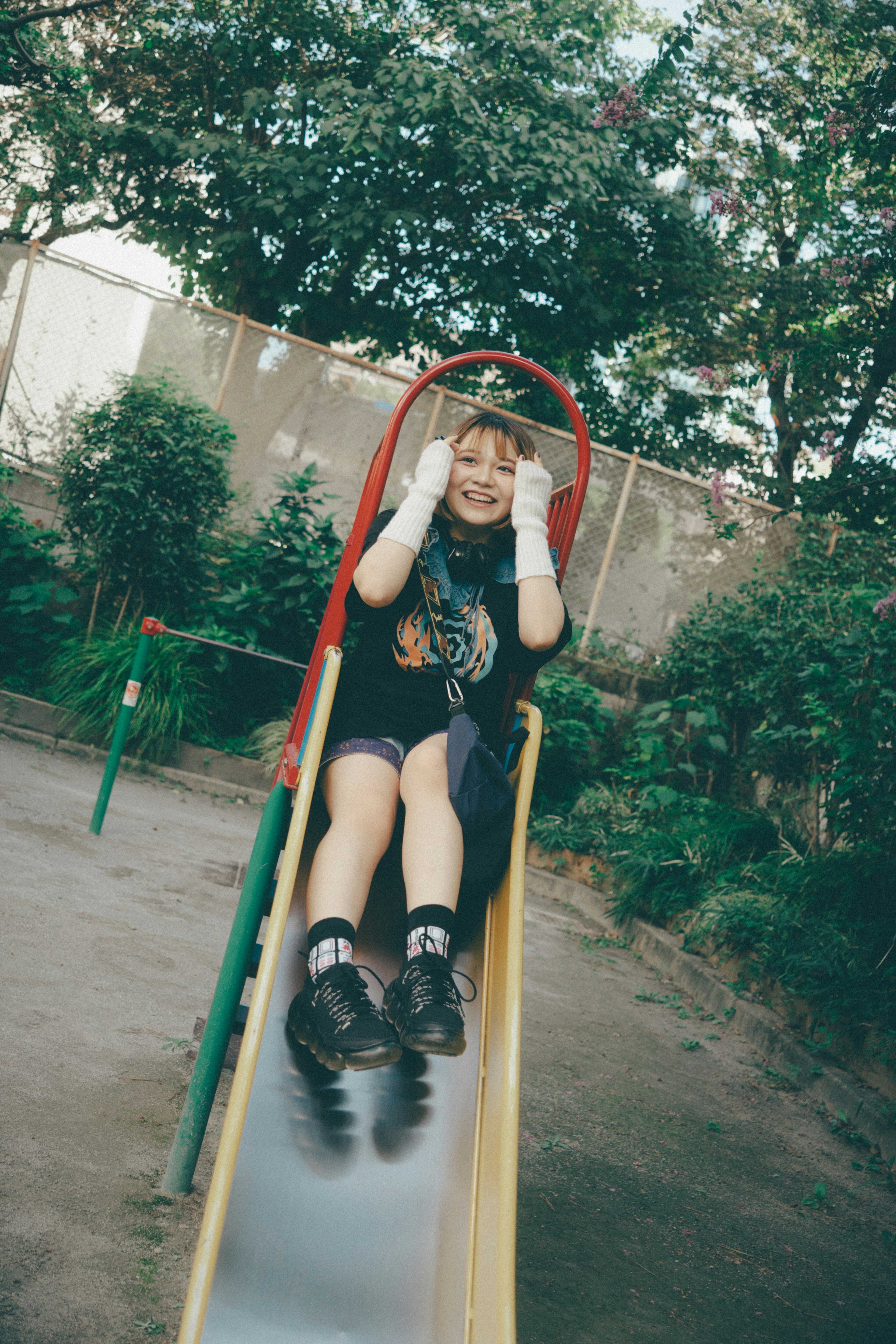 Bambino che gioca su uno scivolo in un parco