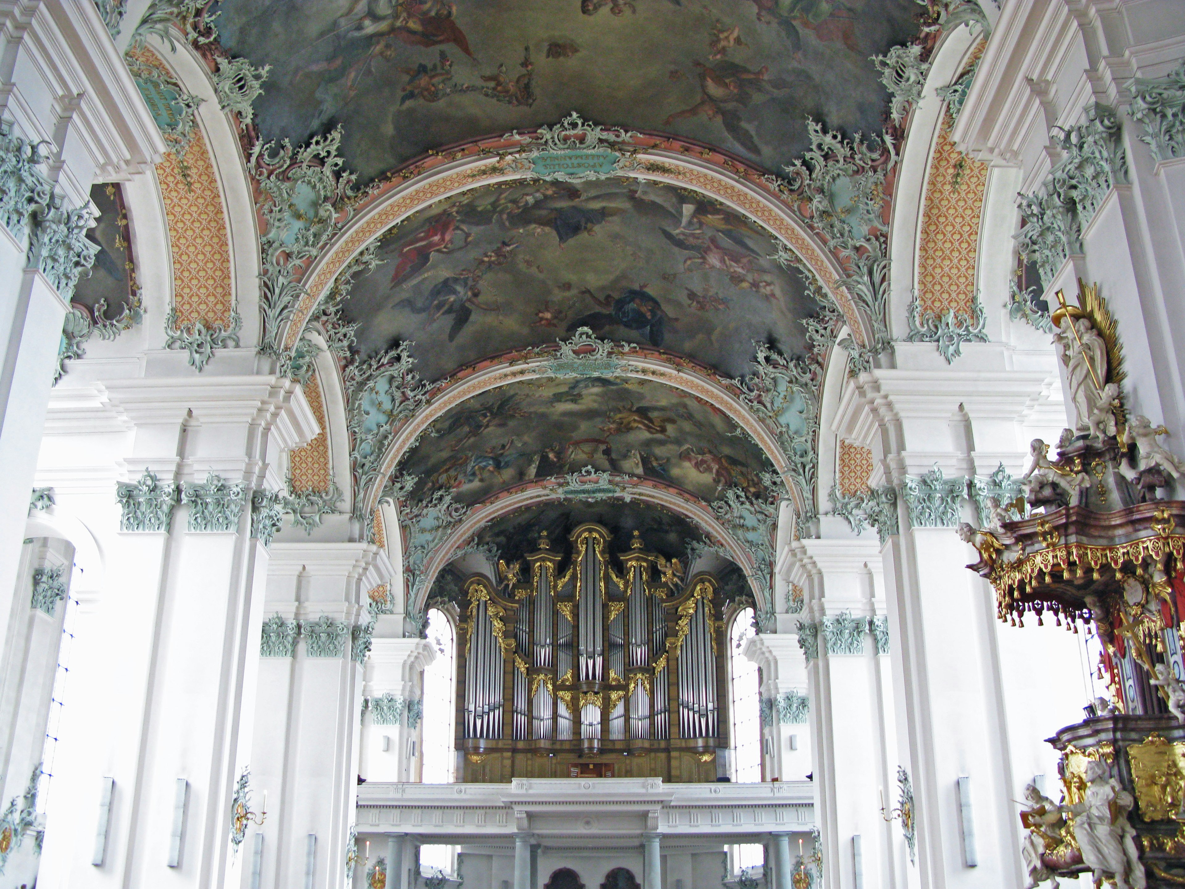 Innenraum einer Kirche mit beeindruckender Deckenmalerei und kunstvollen Verzierungen