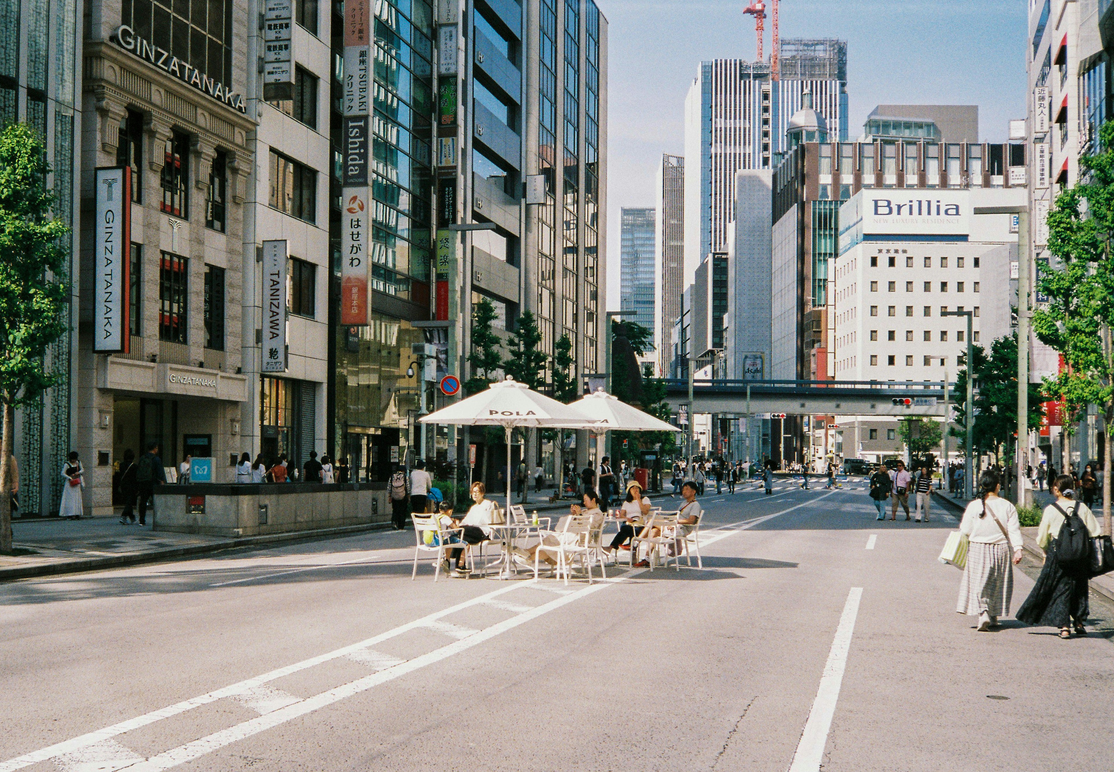 街道场景，户外咖啡桌椅被高楼大厦环绕