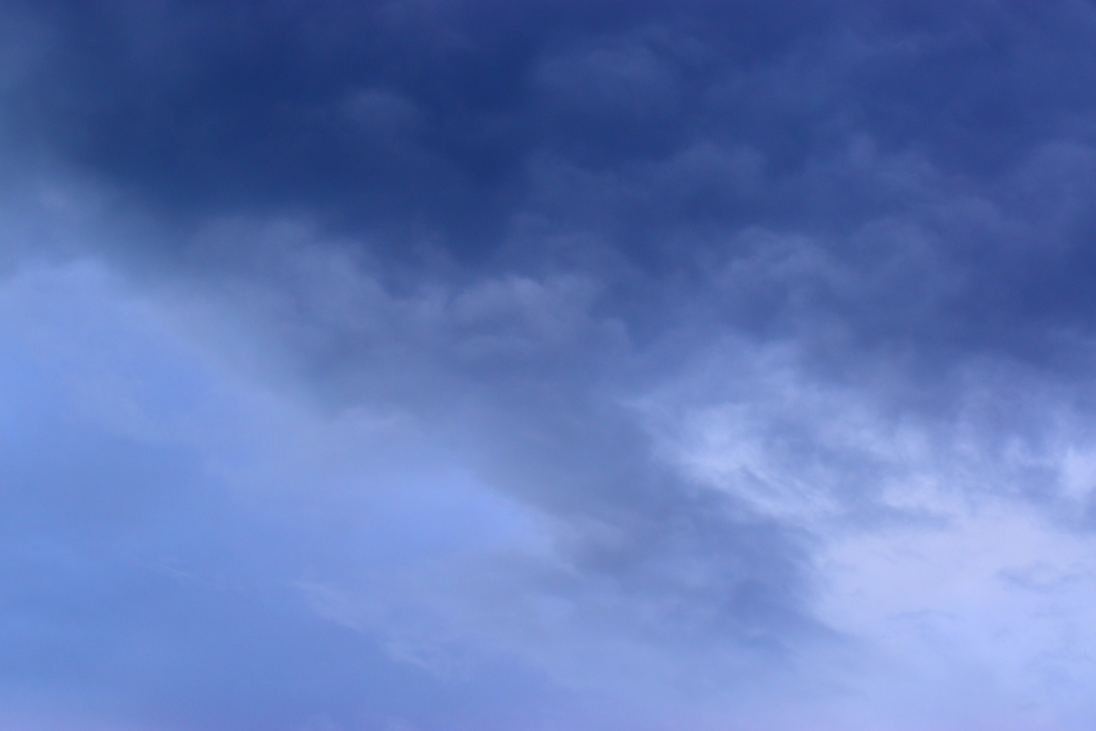 青い空に広がる雲のパターン