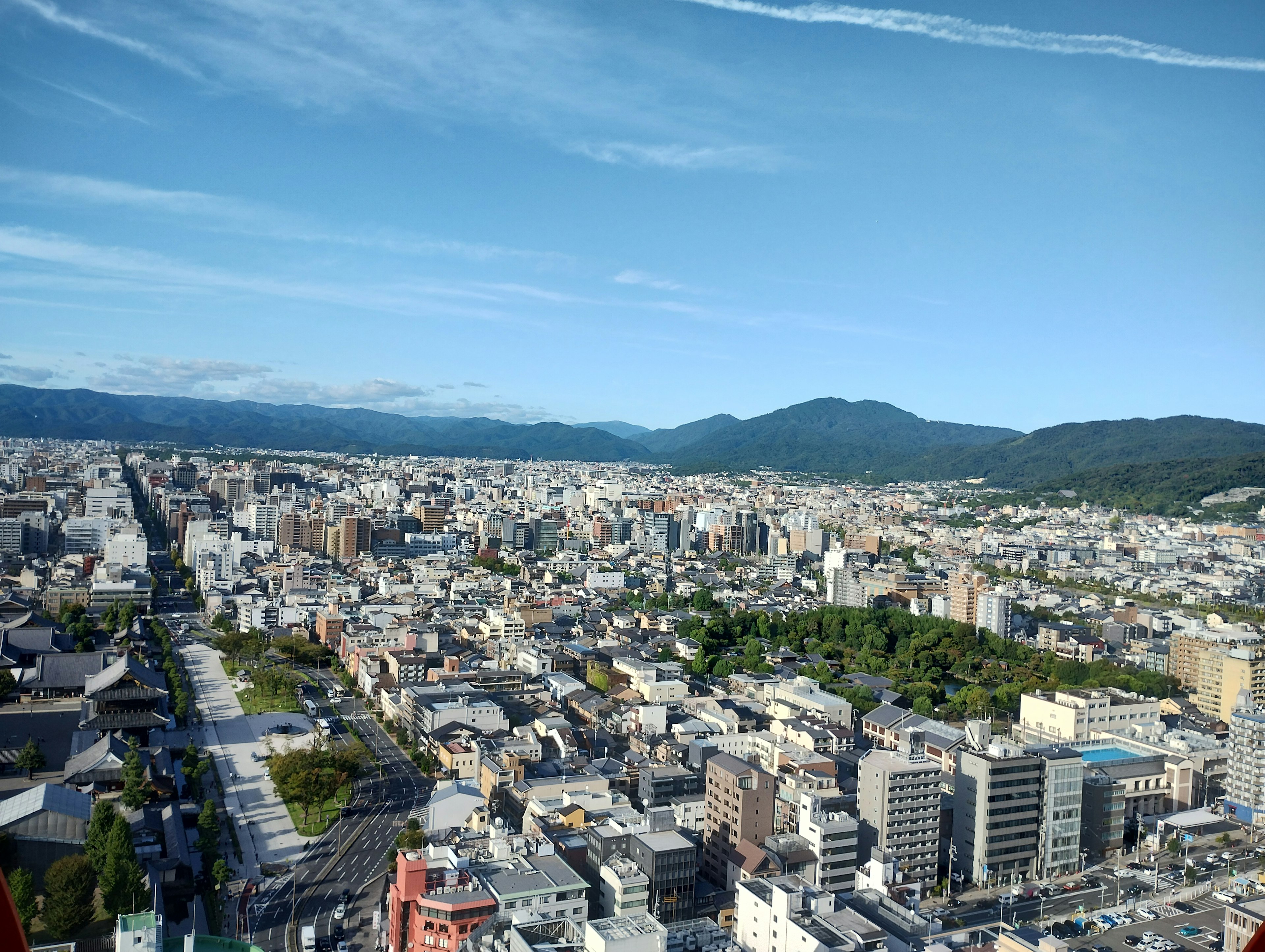 Weitläufige Stadtlandschaft mit entfernten Bergen