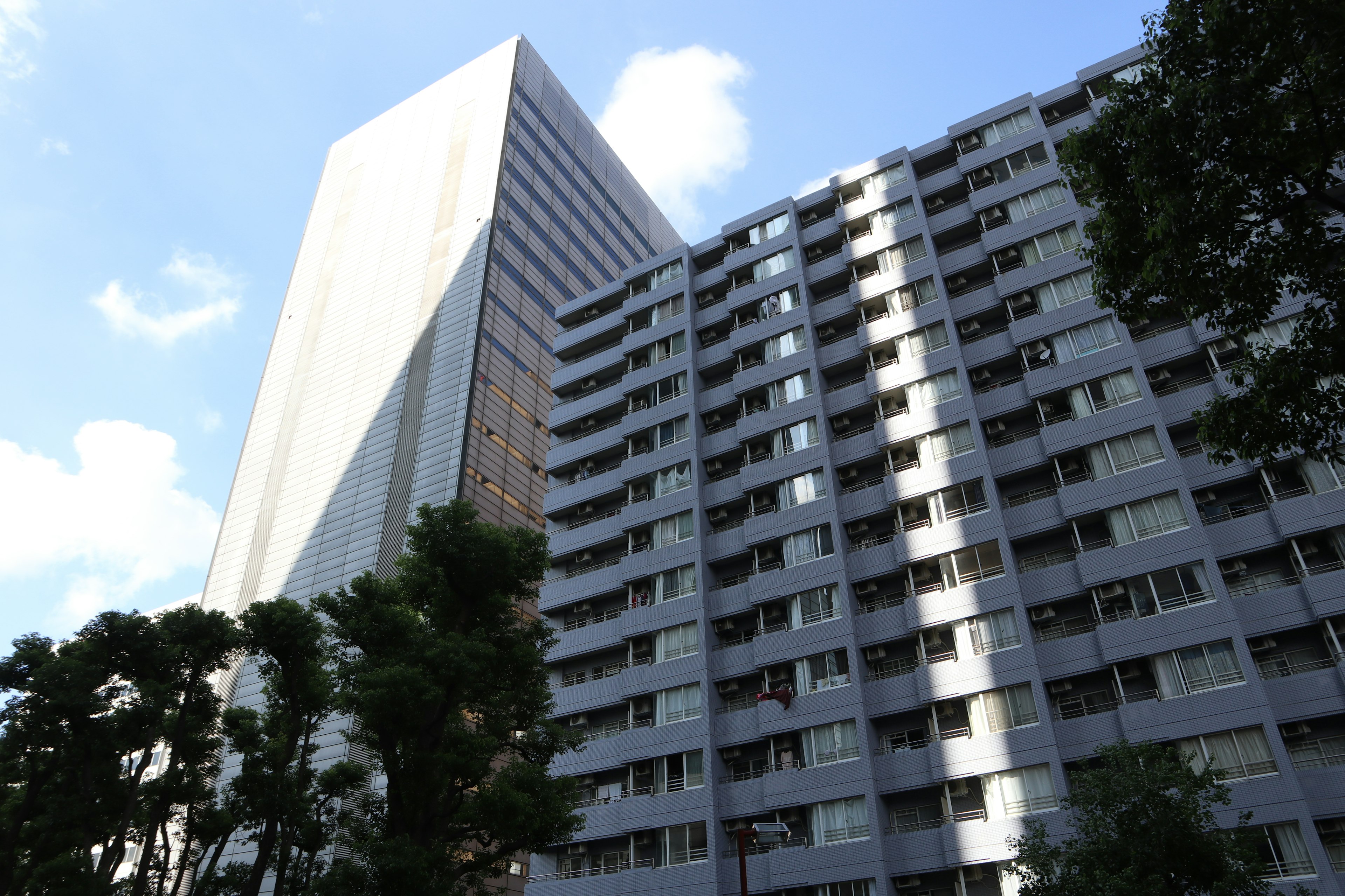 Paysage urbain avec un contraste entre un immeuble de grande hauteur et un appartement de faible hauteur