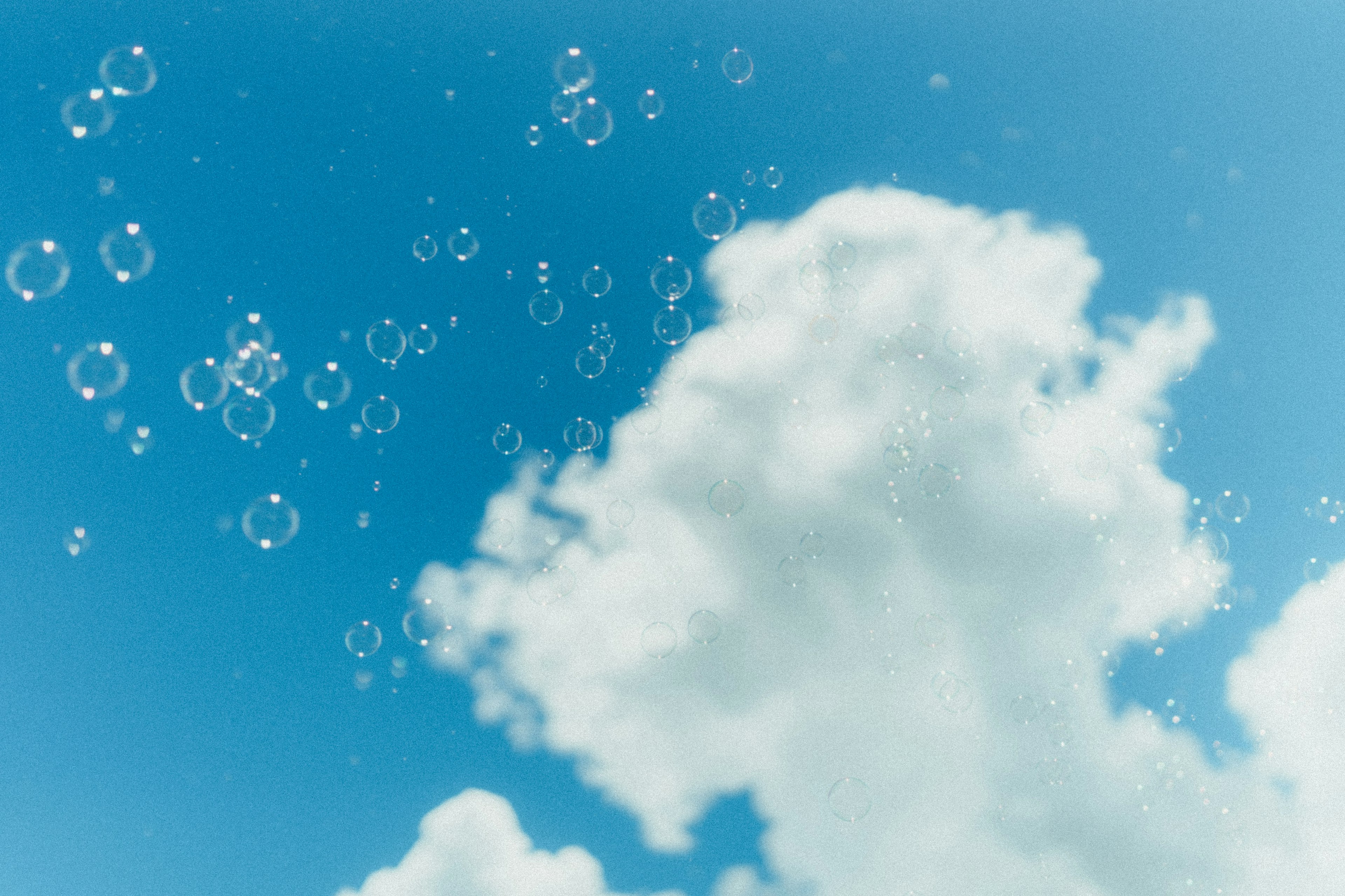 Awan putih melayang di langit biru dengan gelembung