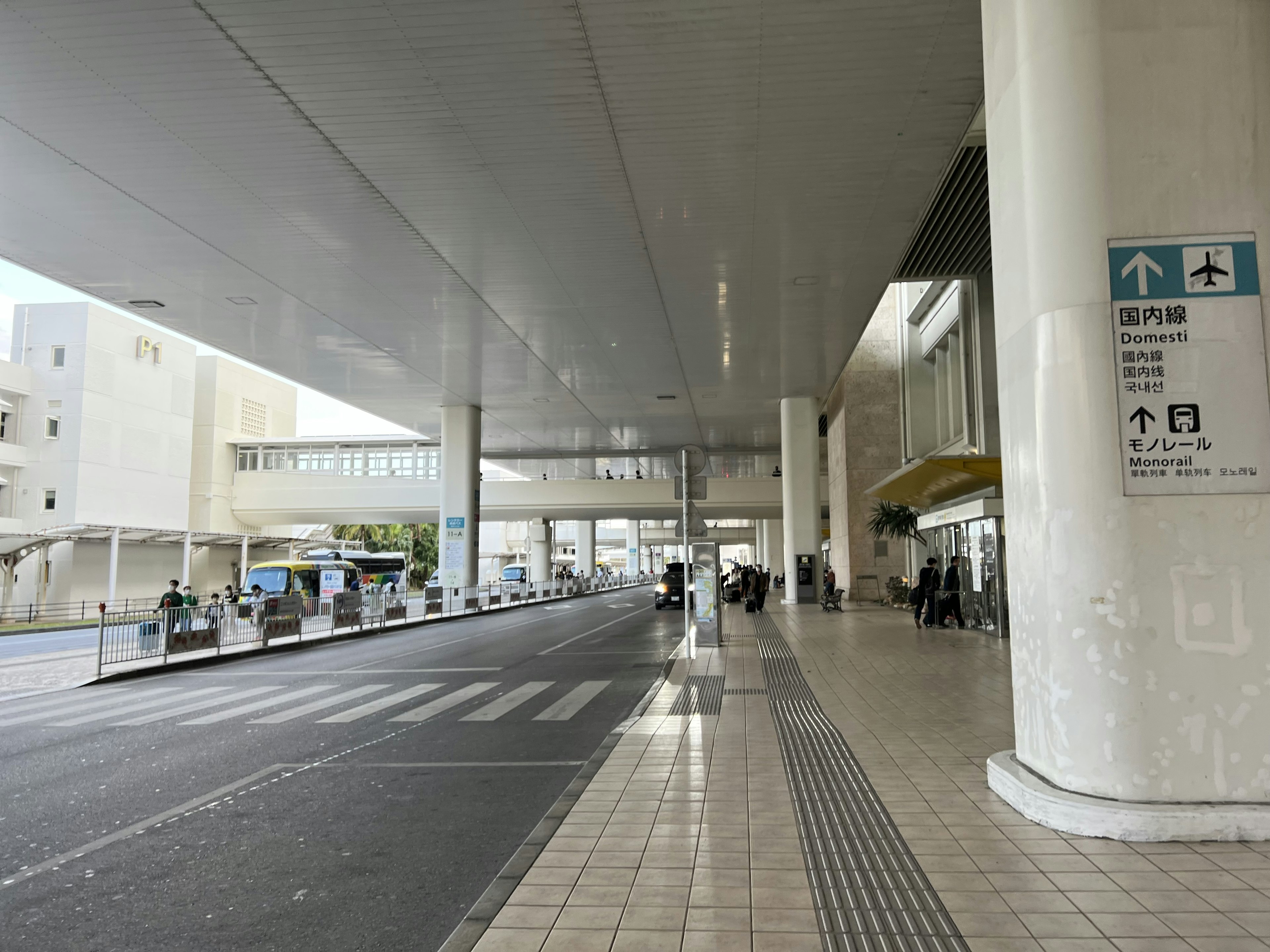 Spacious walkway and traffic area under the roof of a station