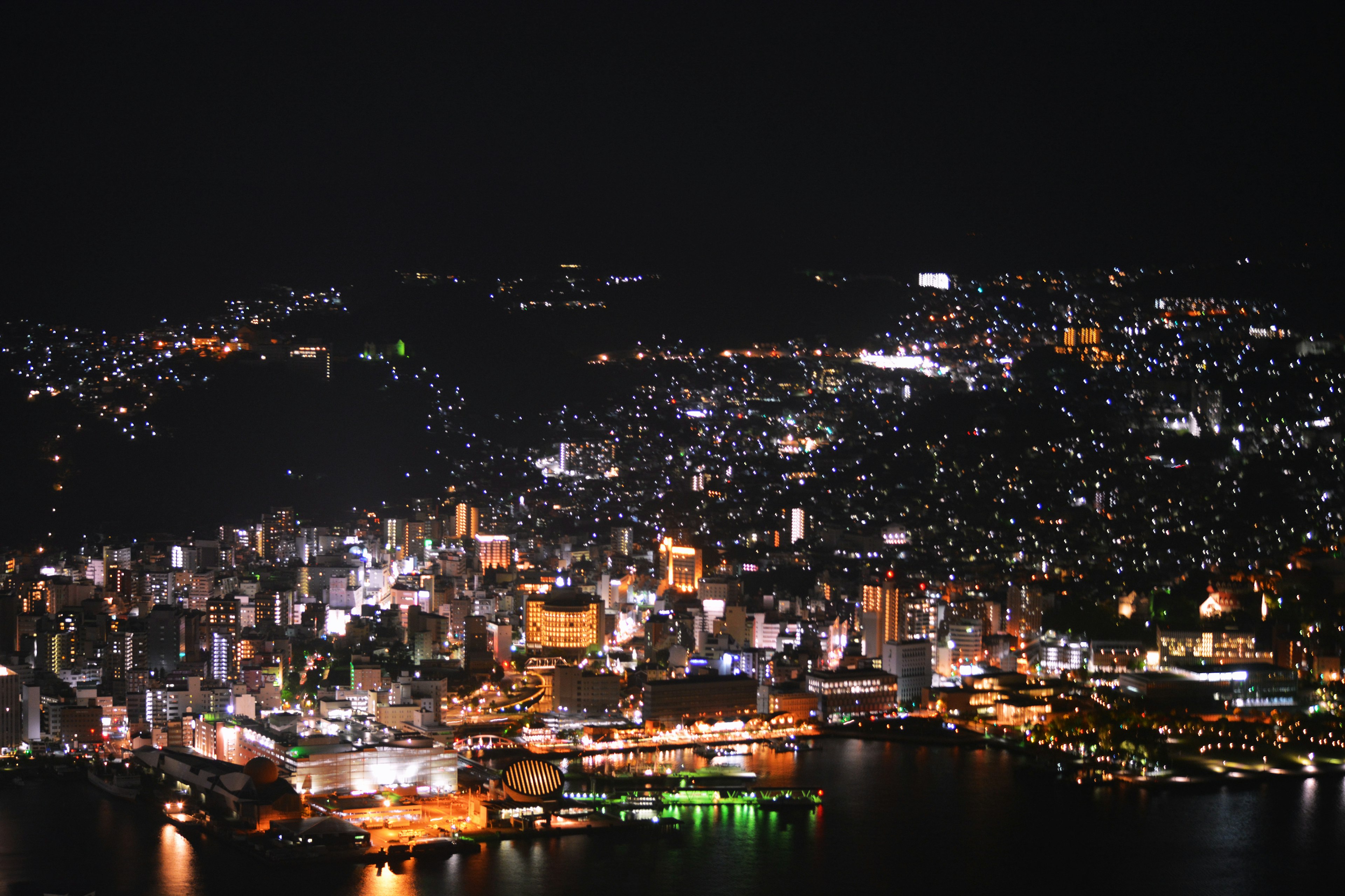 Pemandangan malam yang menakjubkan dari kota Hakodate diterangi oleh lampu kota