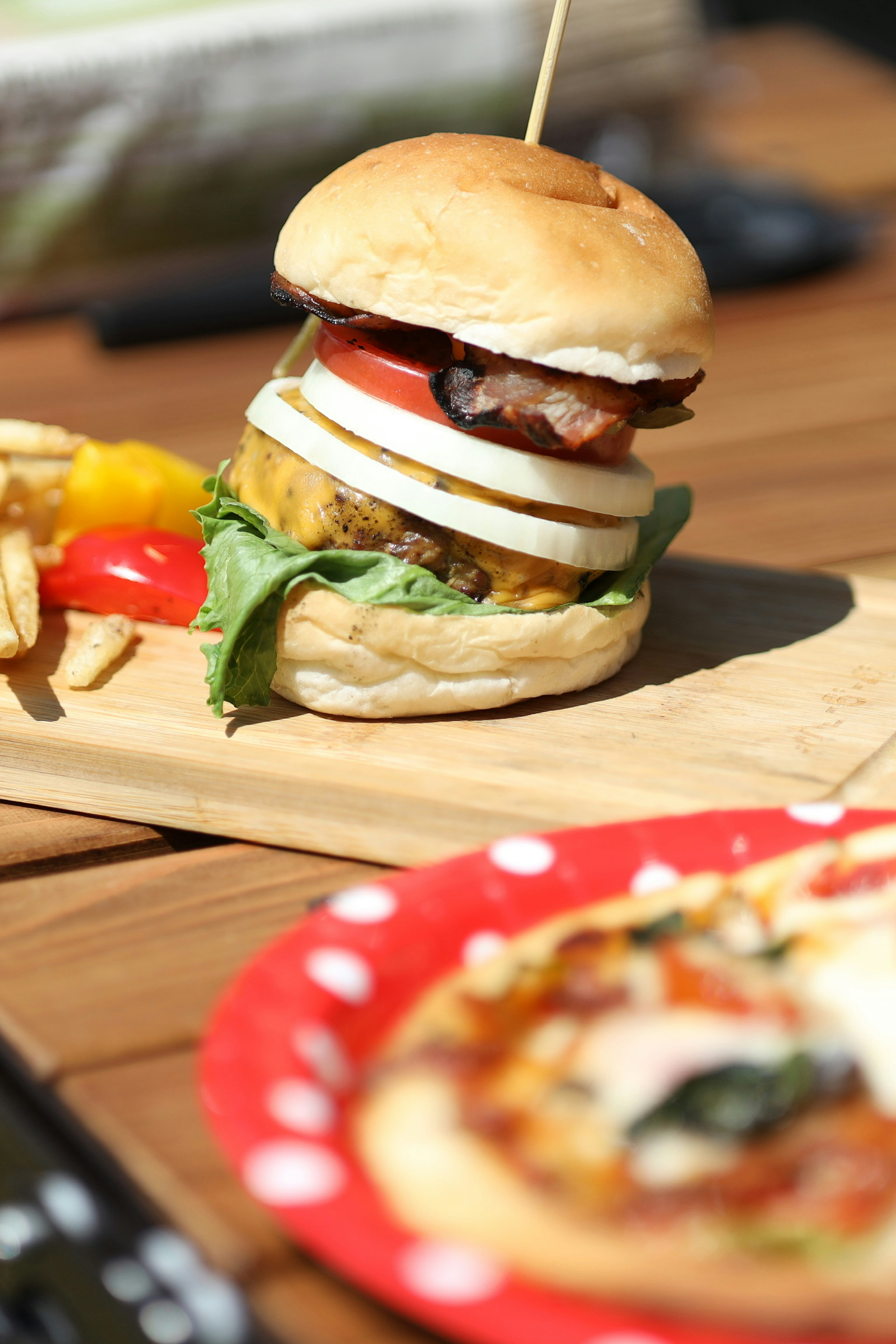 Ein köstlicher Hamburger mit frischem Salat und Tomate, serviert mit Pommes frites