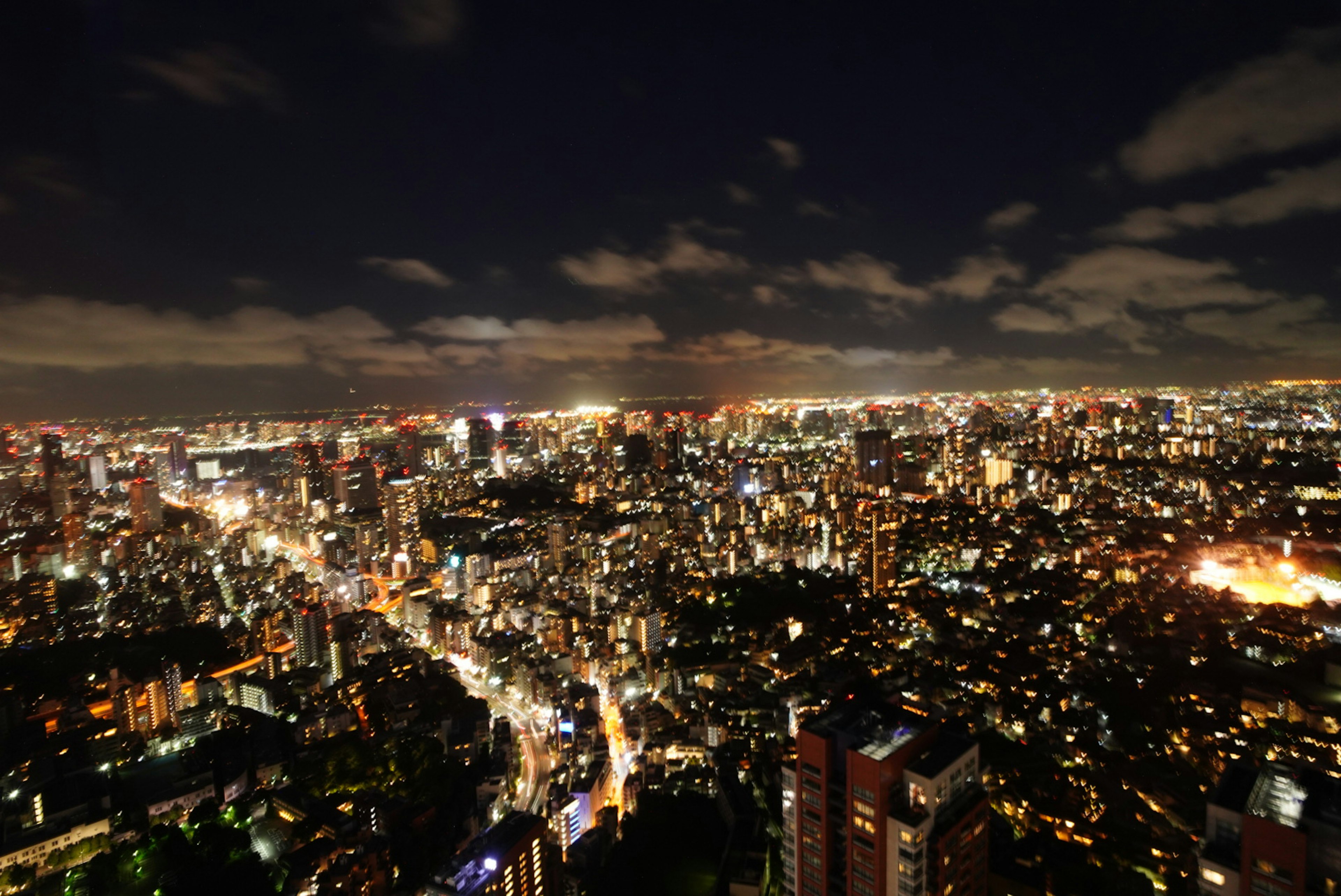 Pemandangan panorama Tokyo di malam hari dengan cahaya kota yang hidup