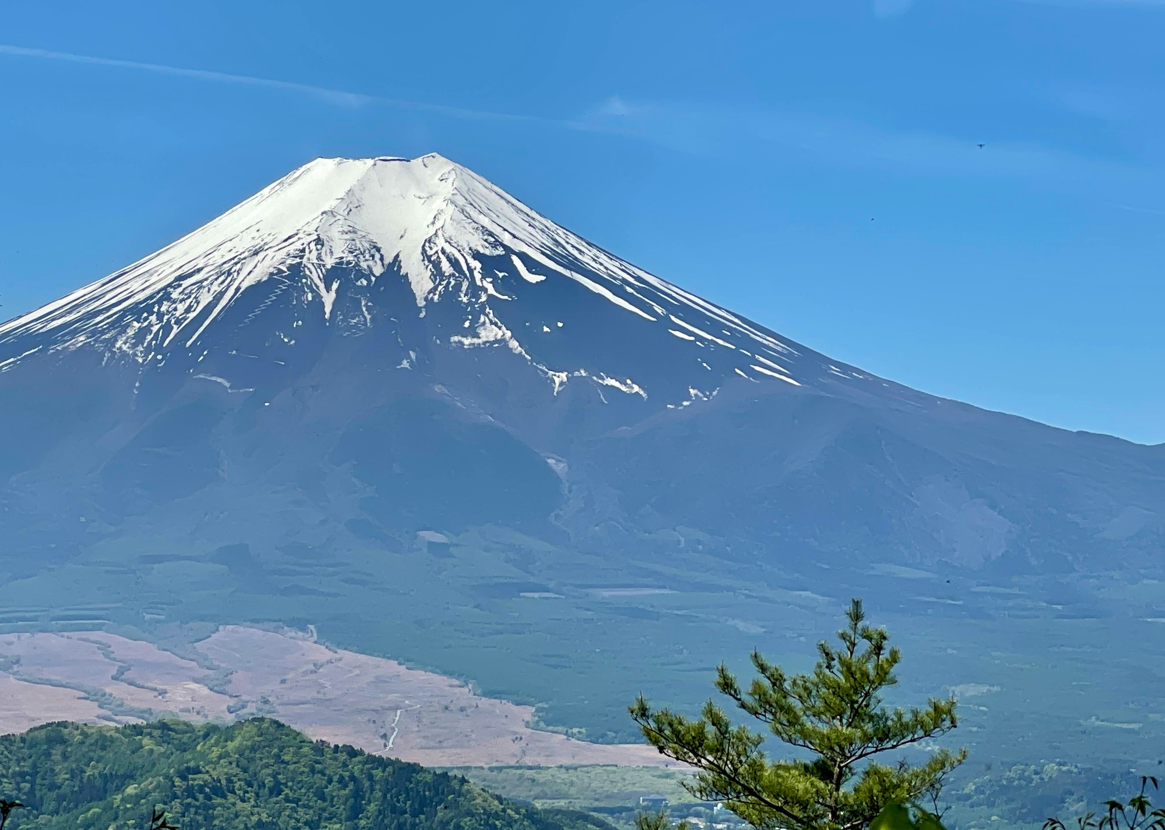 富士山の雪をかぶった山頂と青空の風景