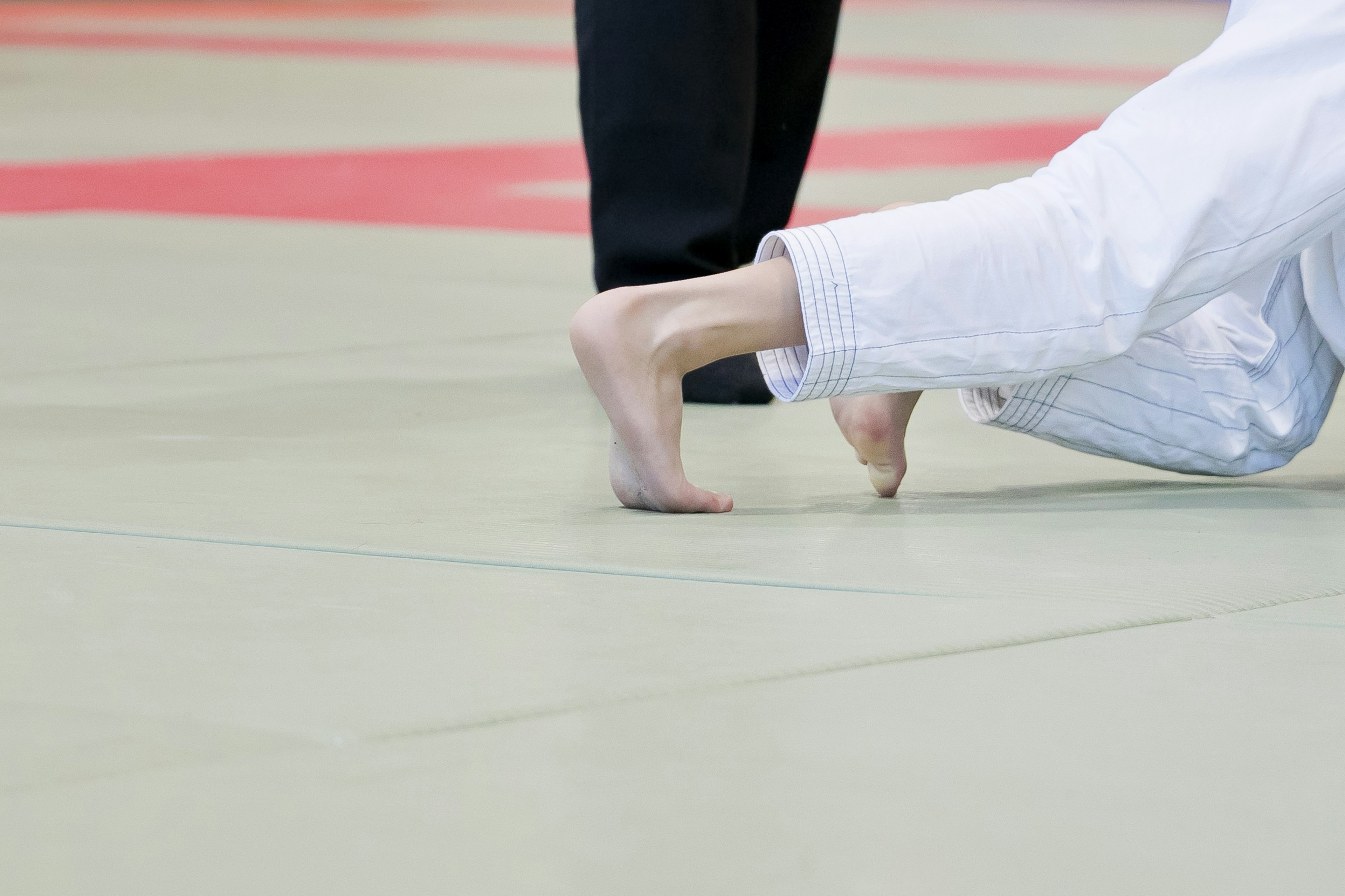 Primer plano de los pies de un judoka durante un combate de judo