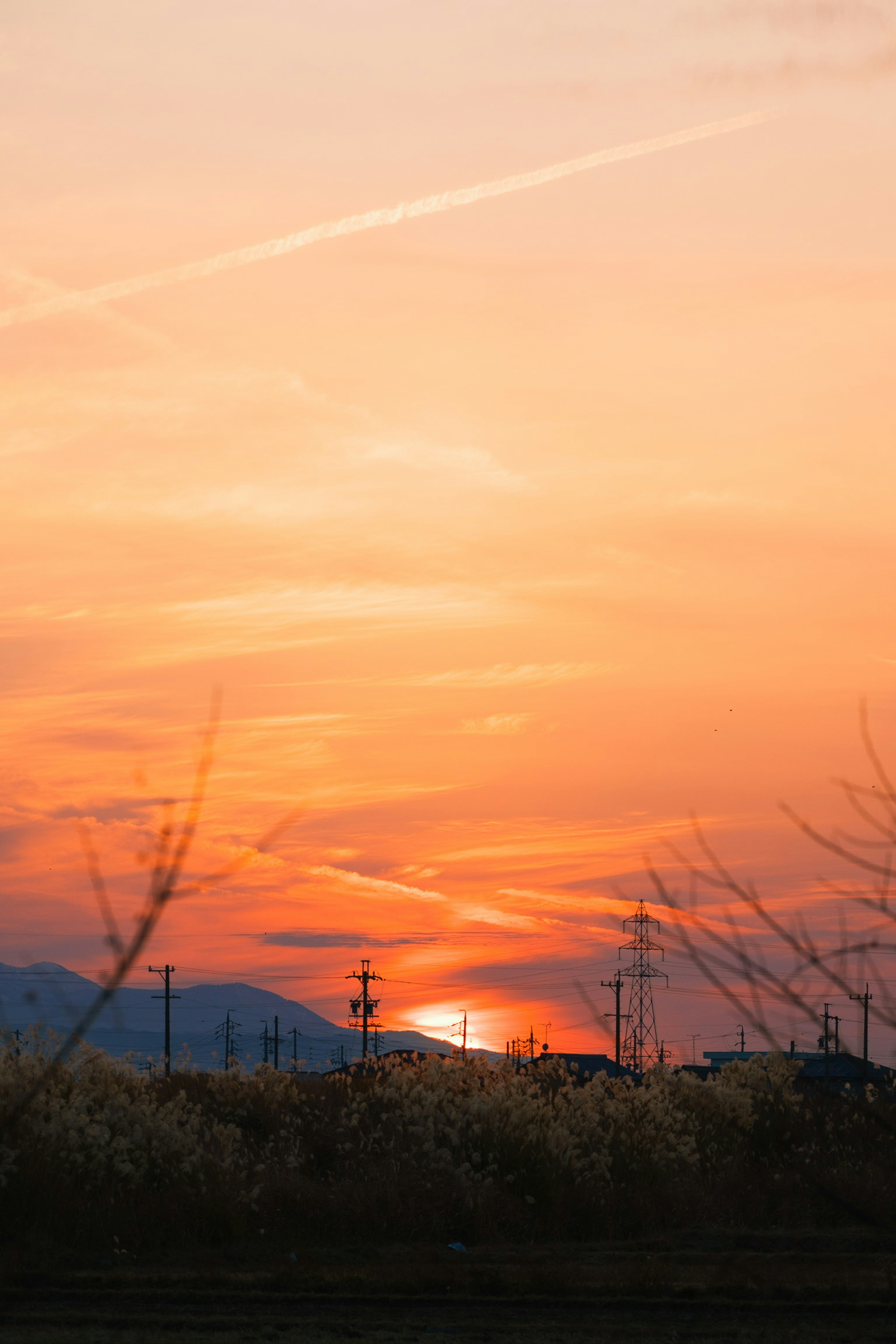 Sonnenuntergang über den Bergen mit Silhouette und buntem Himmel