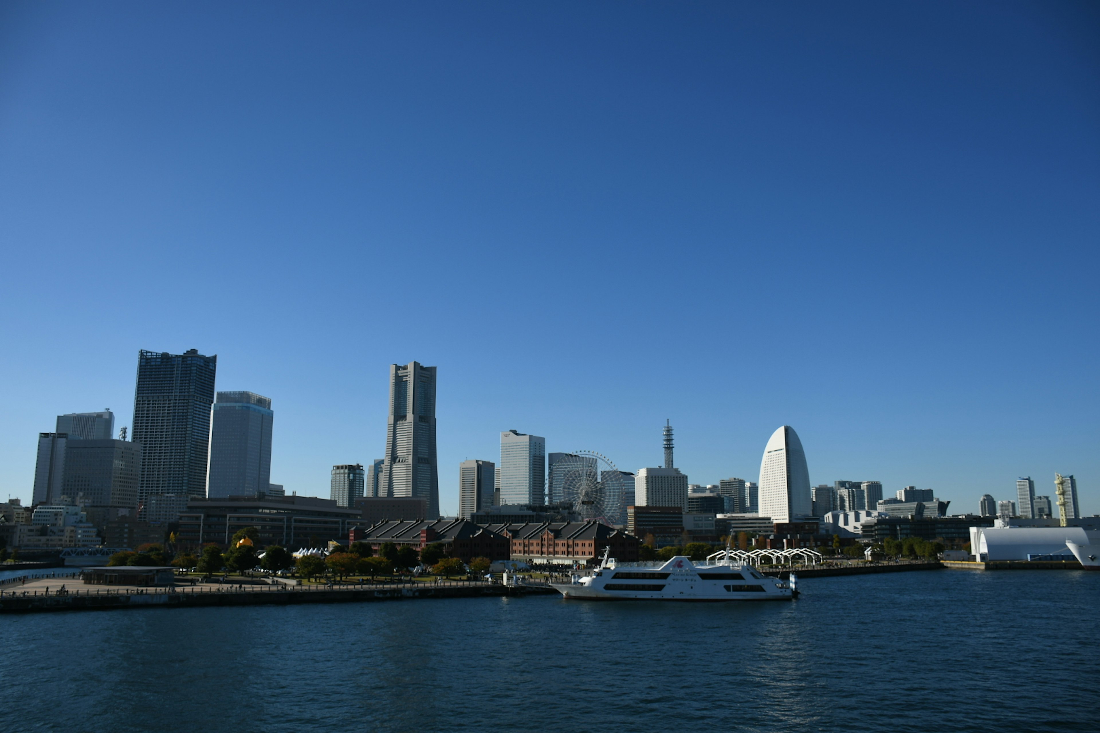 横浜の高層ビル群と青い空を背景にした海の風景