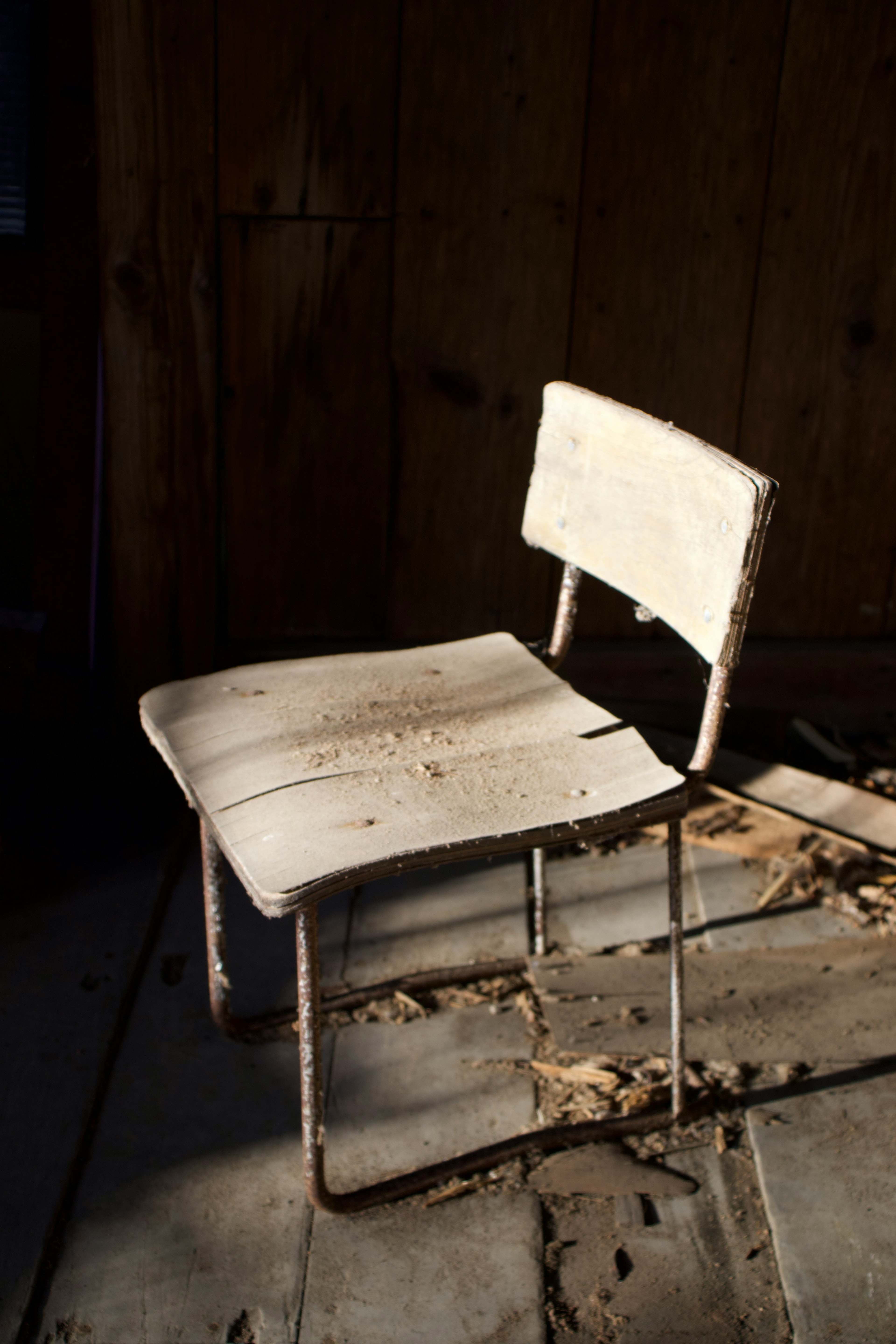 Une vieille chaise dans une pièce faiblement éclairée