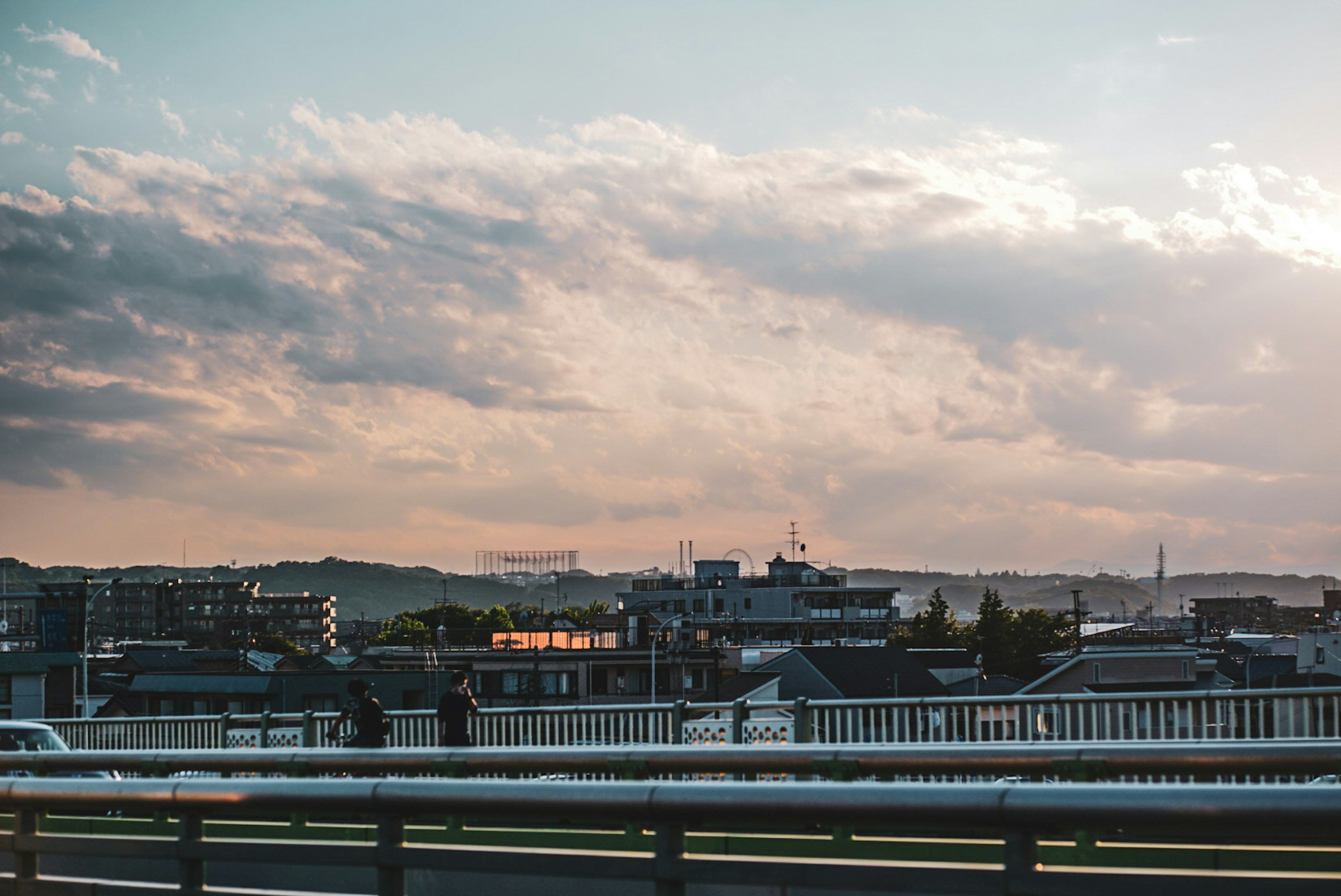 夕暮れの都市景観と雲が広がる空