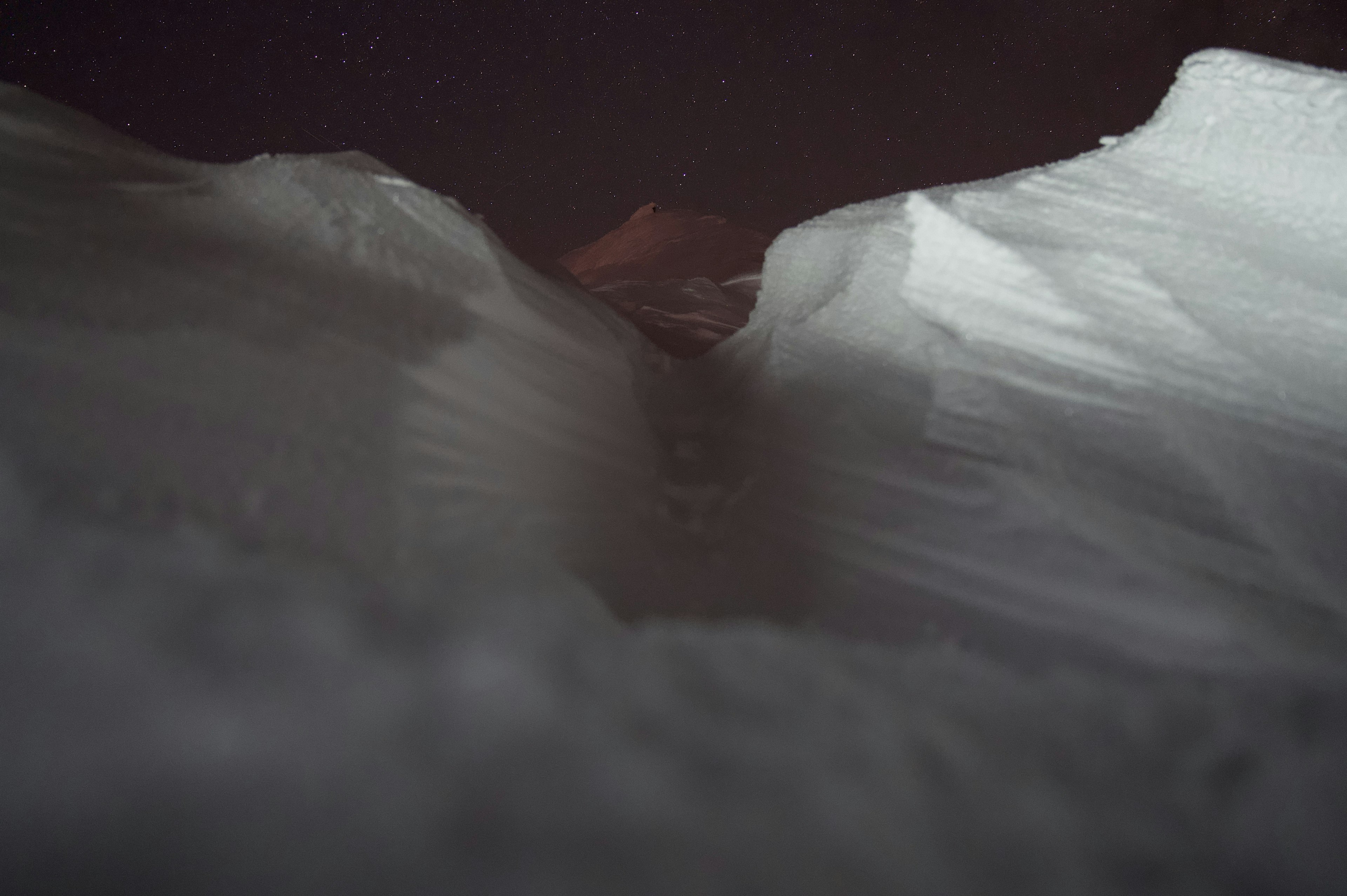 夜空に浮かぶ雪の山脈と雪のトンネル