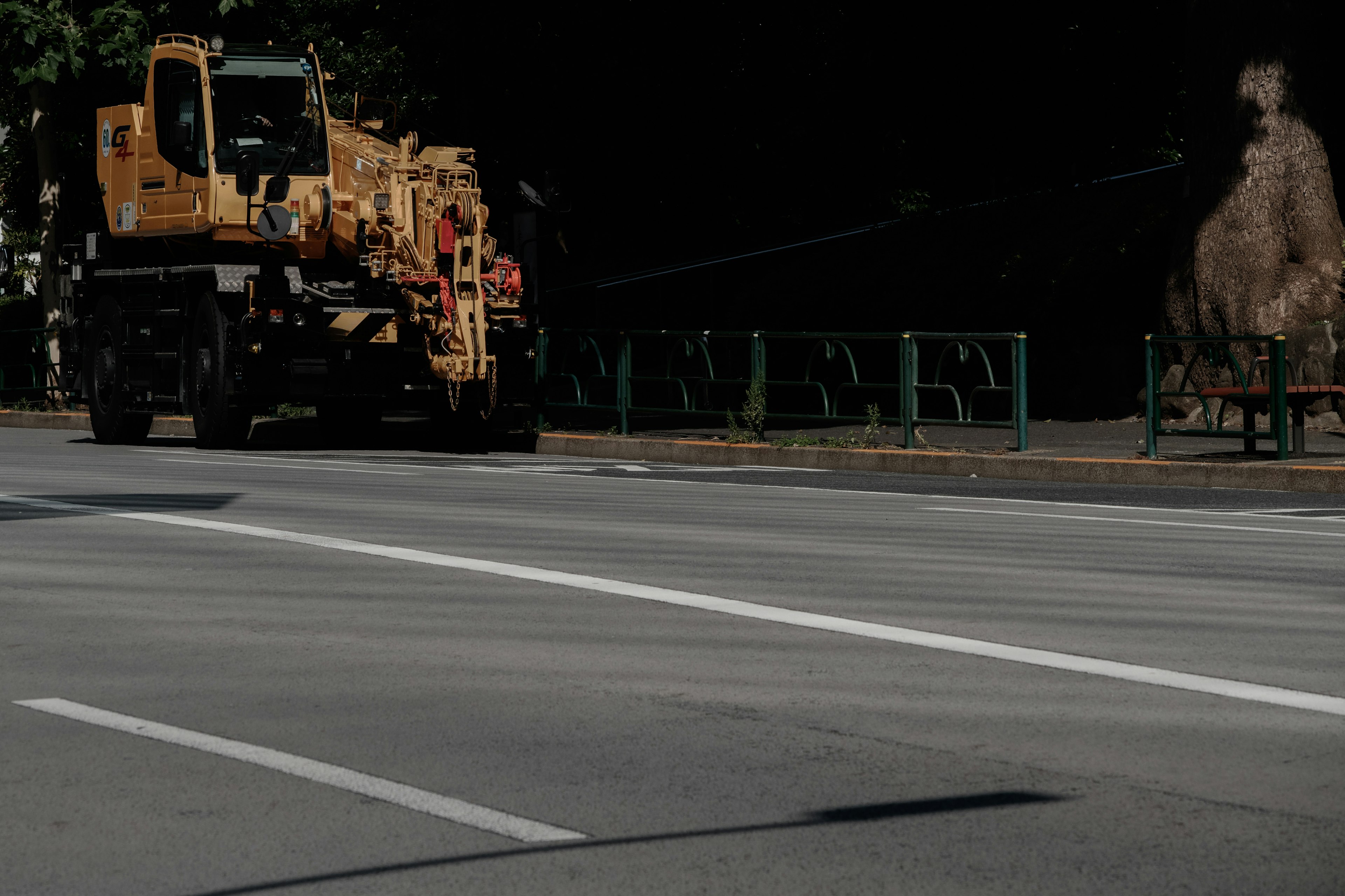 Machinerie lourde sur la route avec paysage environnant