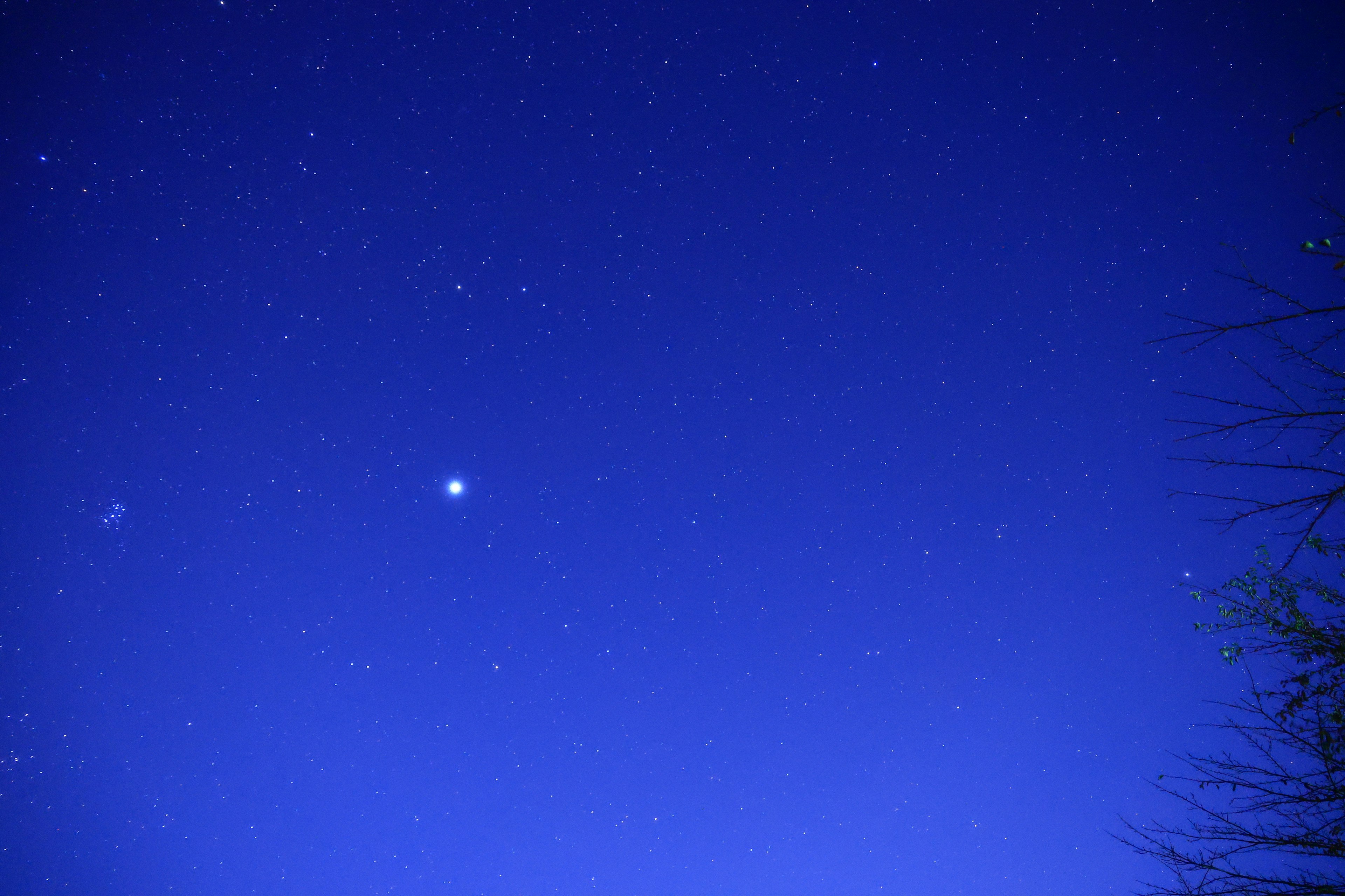 夜空に輝く星々と青い背景