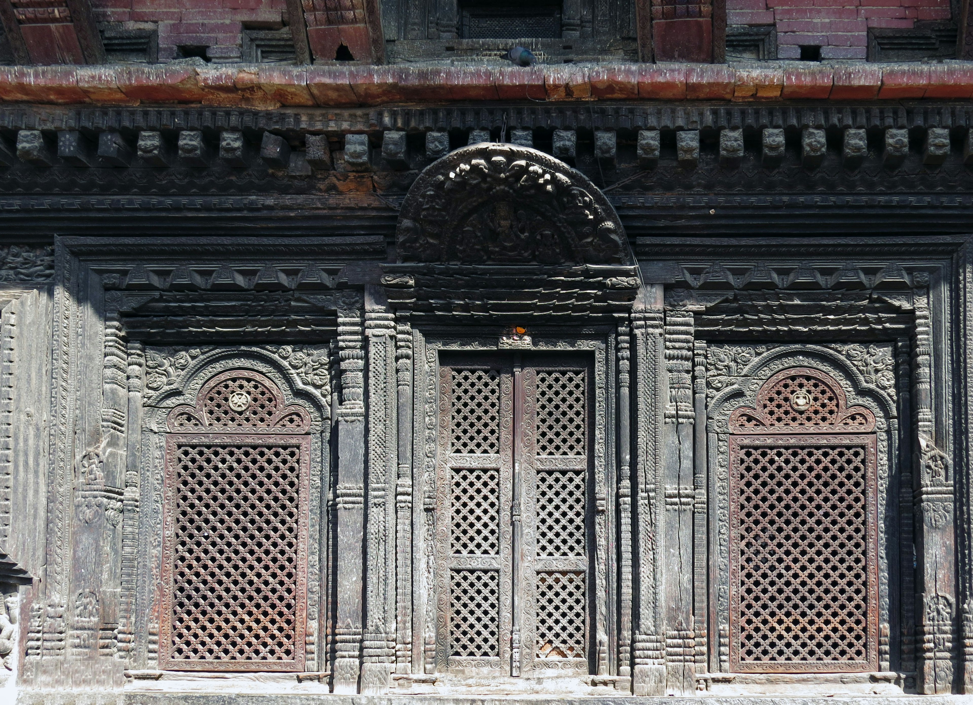 Entrée d'un bâtiment ancien ornée de sculptures complexes