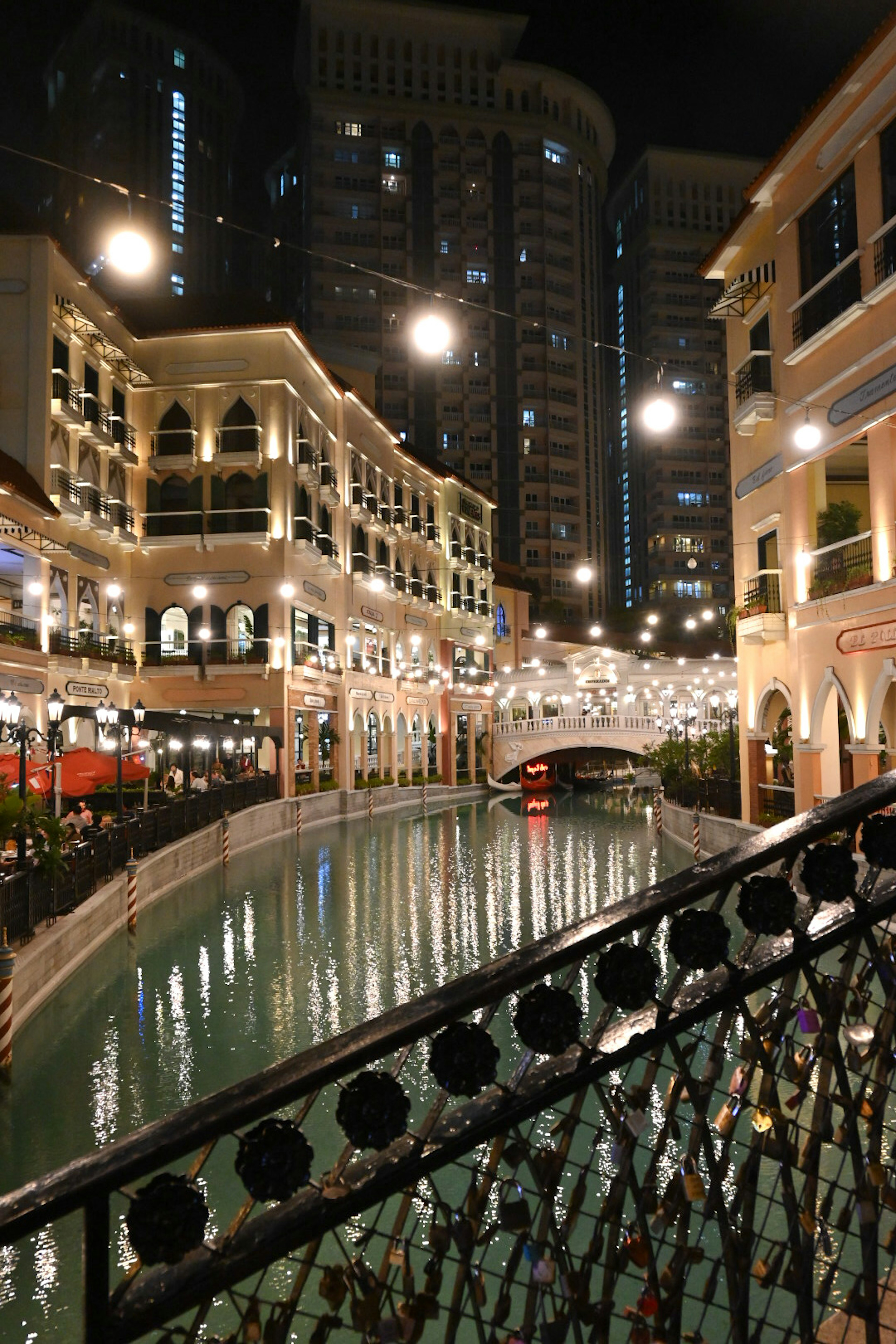 Vista notturna di un canale con bei edifici