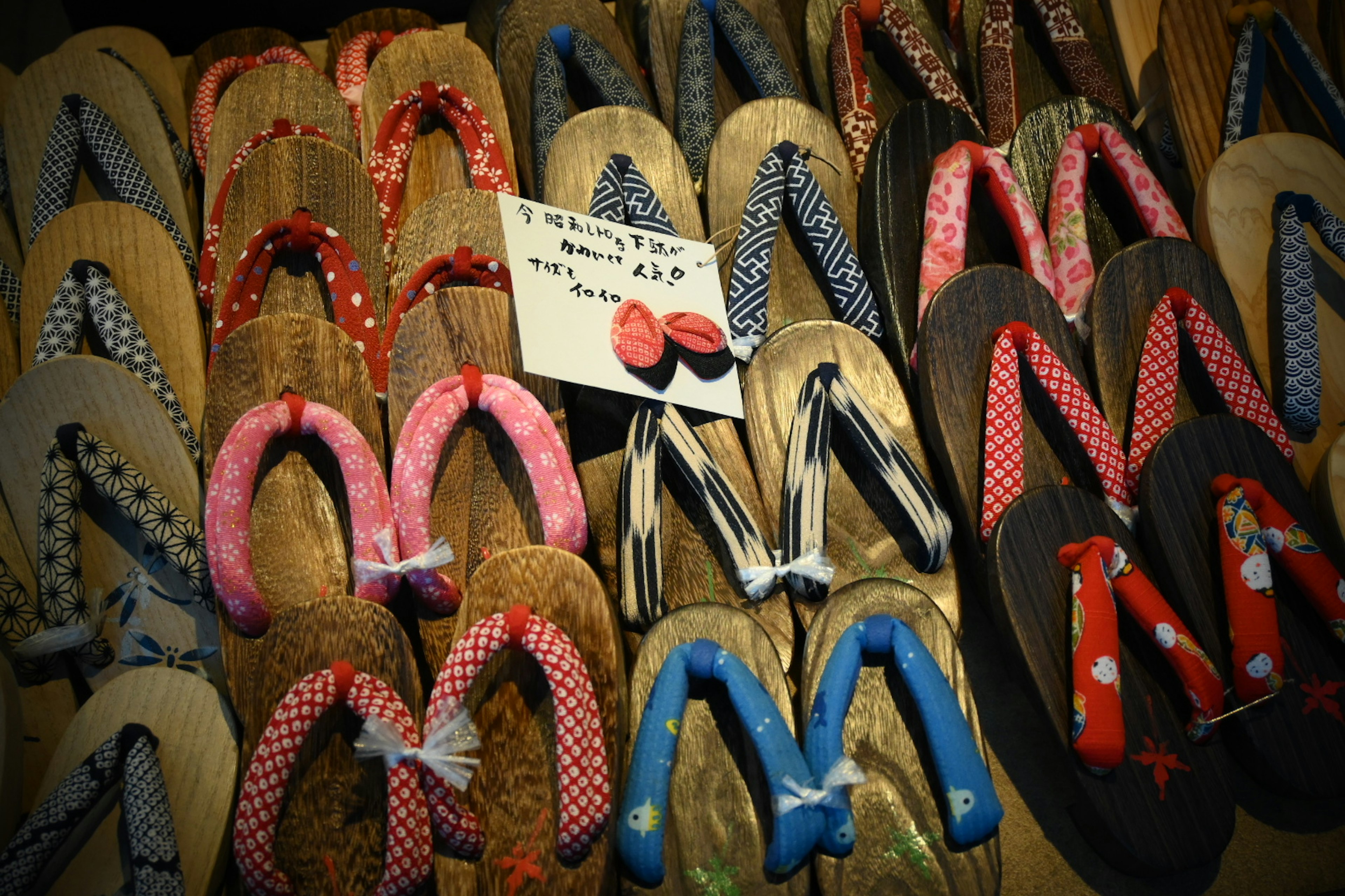 Sandalias de playa coloridas exhibidas en varios diseños