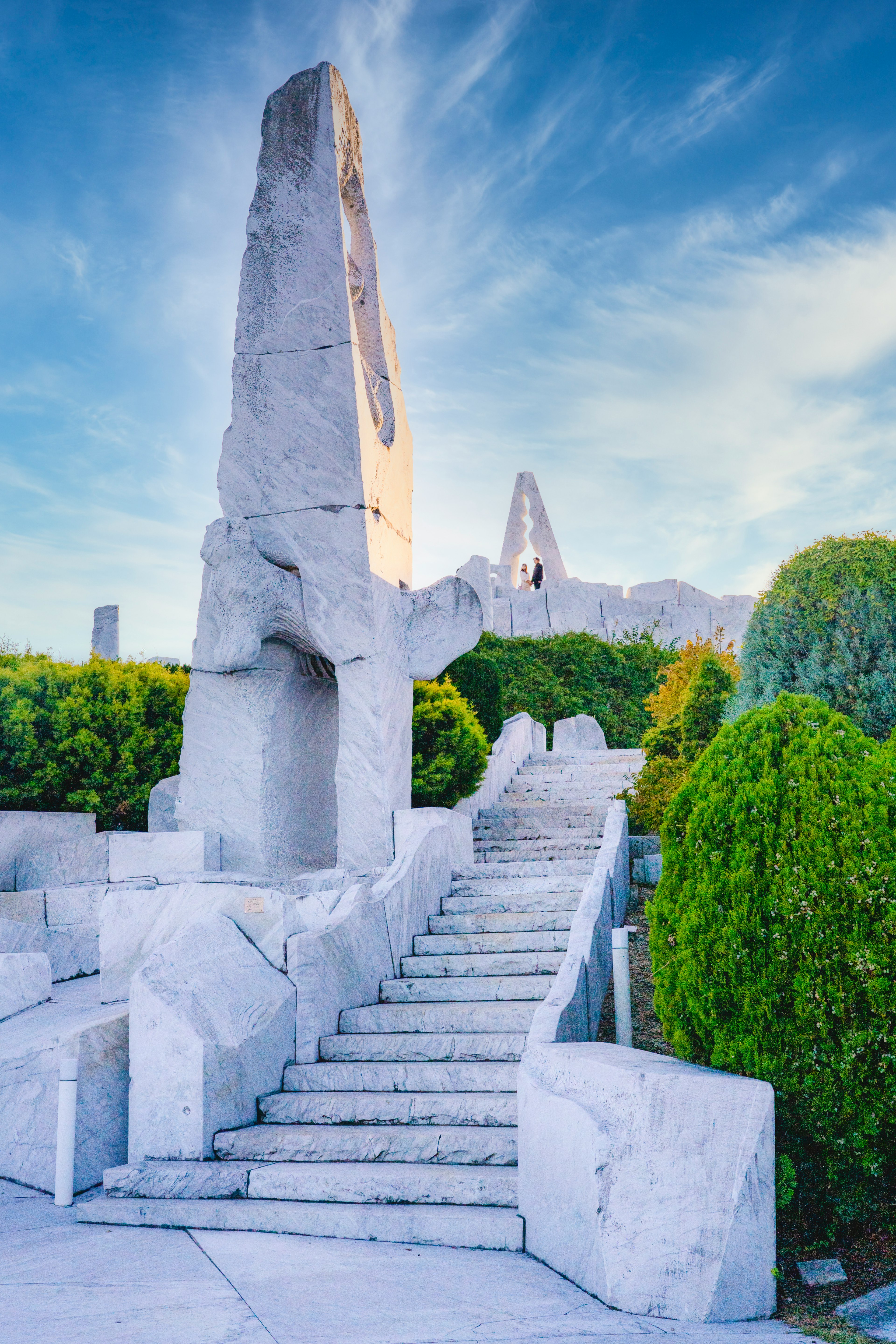 公園場景，特色大石雕塑和階梯