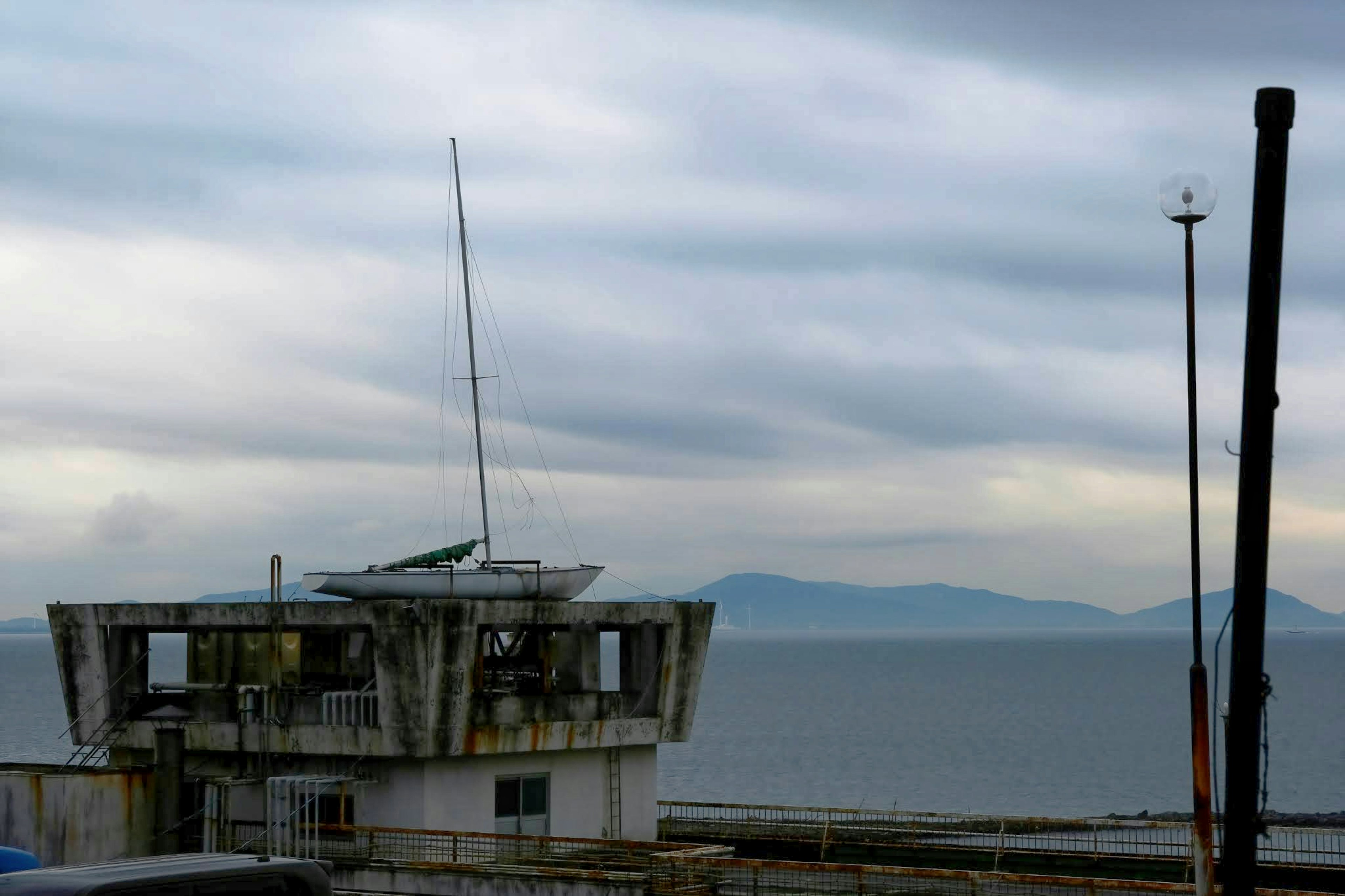 Vecchia torre che si affaccia sul mare con cielo nuvoloso