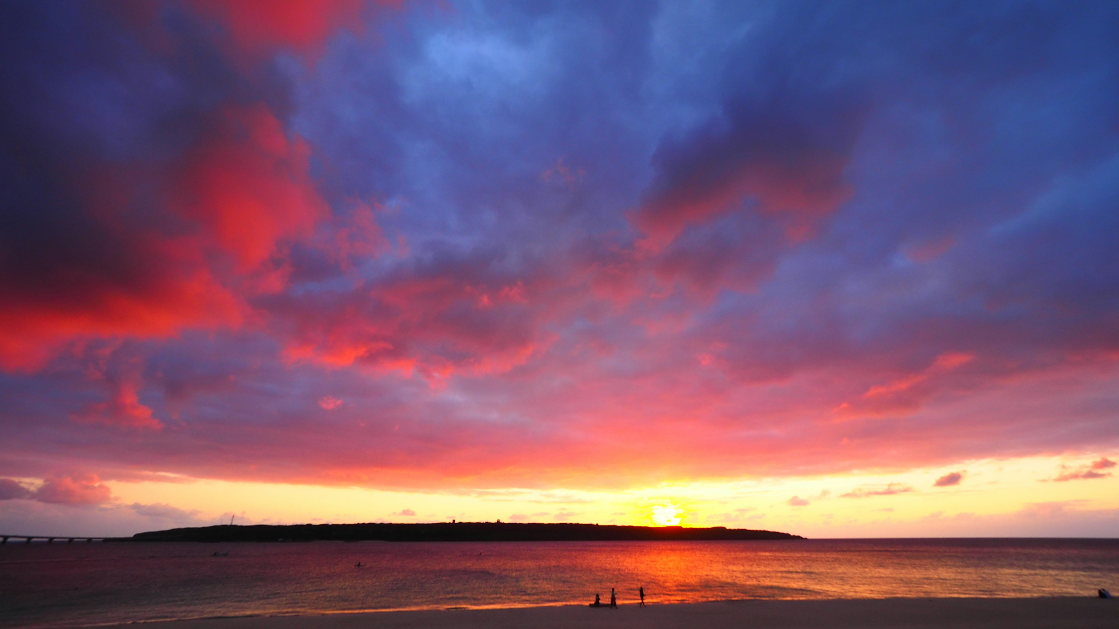 Vibranter Sonnenuntergang mit bunten Wolken über einer Strandlandschaft