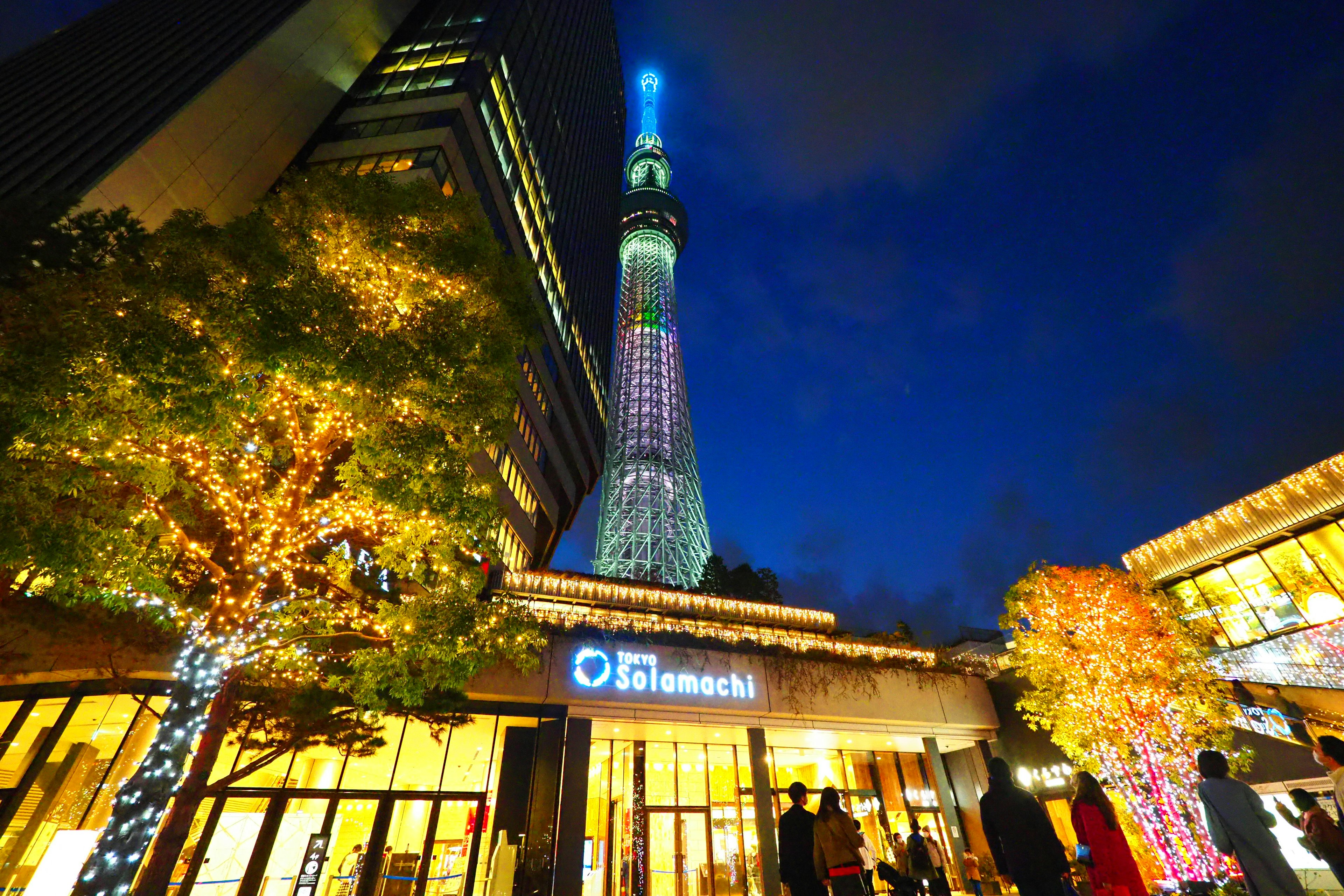 Tokyo Skytree illuminato di notte con decorazioni circostanti