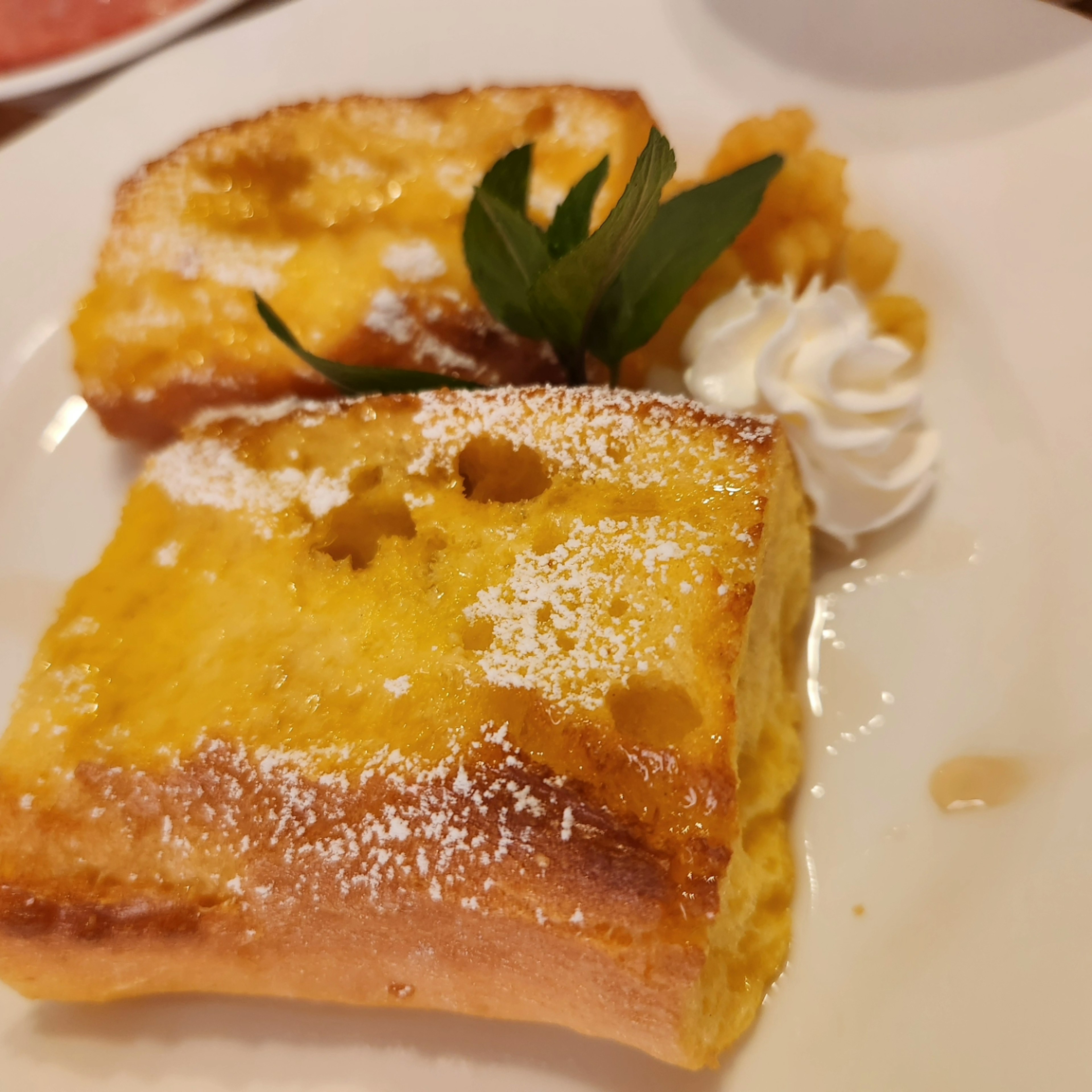 Leckere Scheiben französischer Toast mit Puderzucker und Sahne