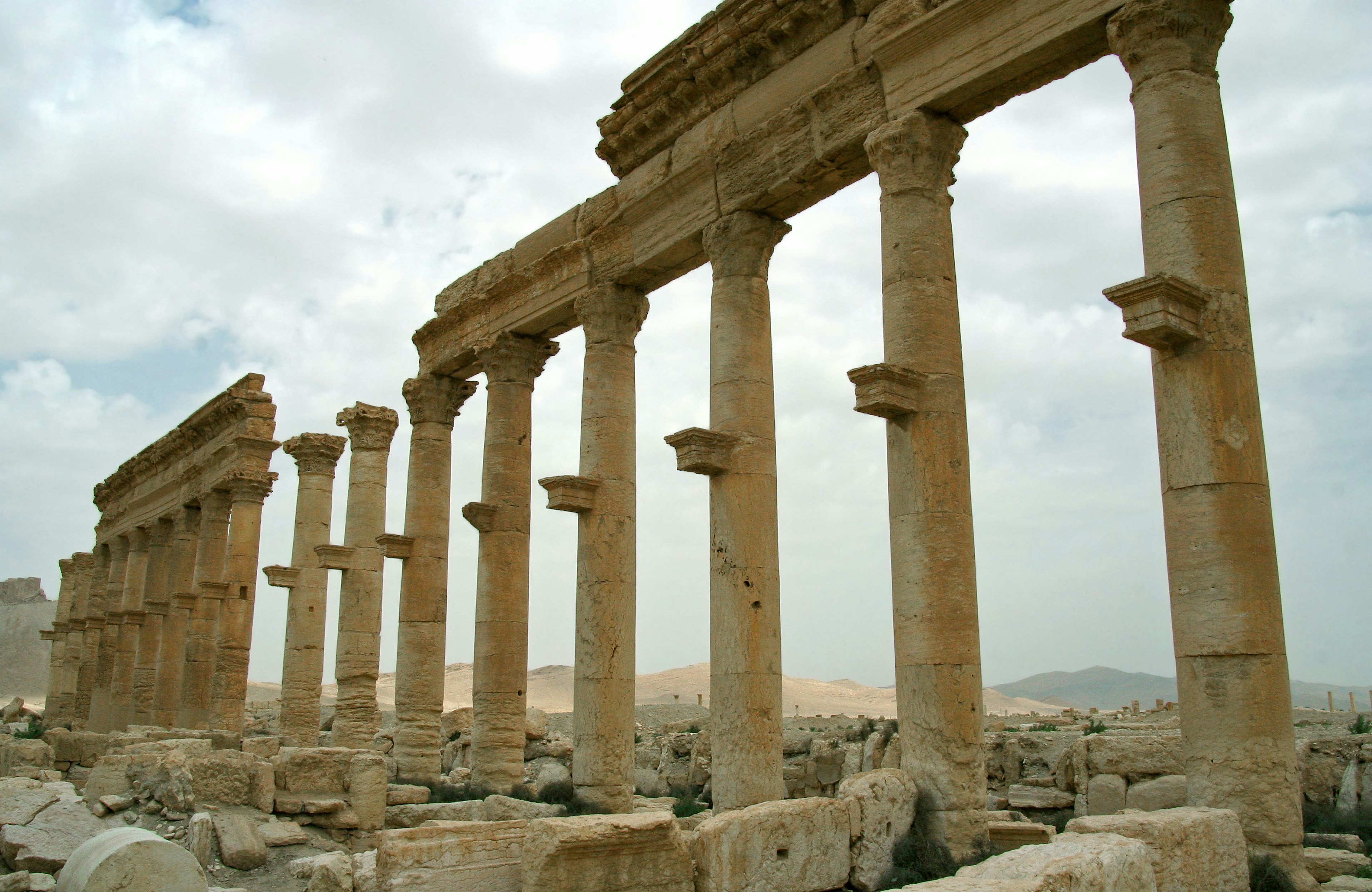 Rang de colonnes antiques sous un ciel nuageux