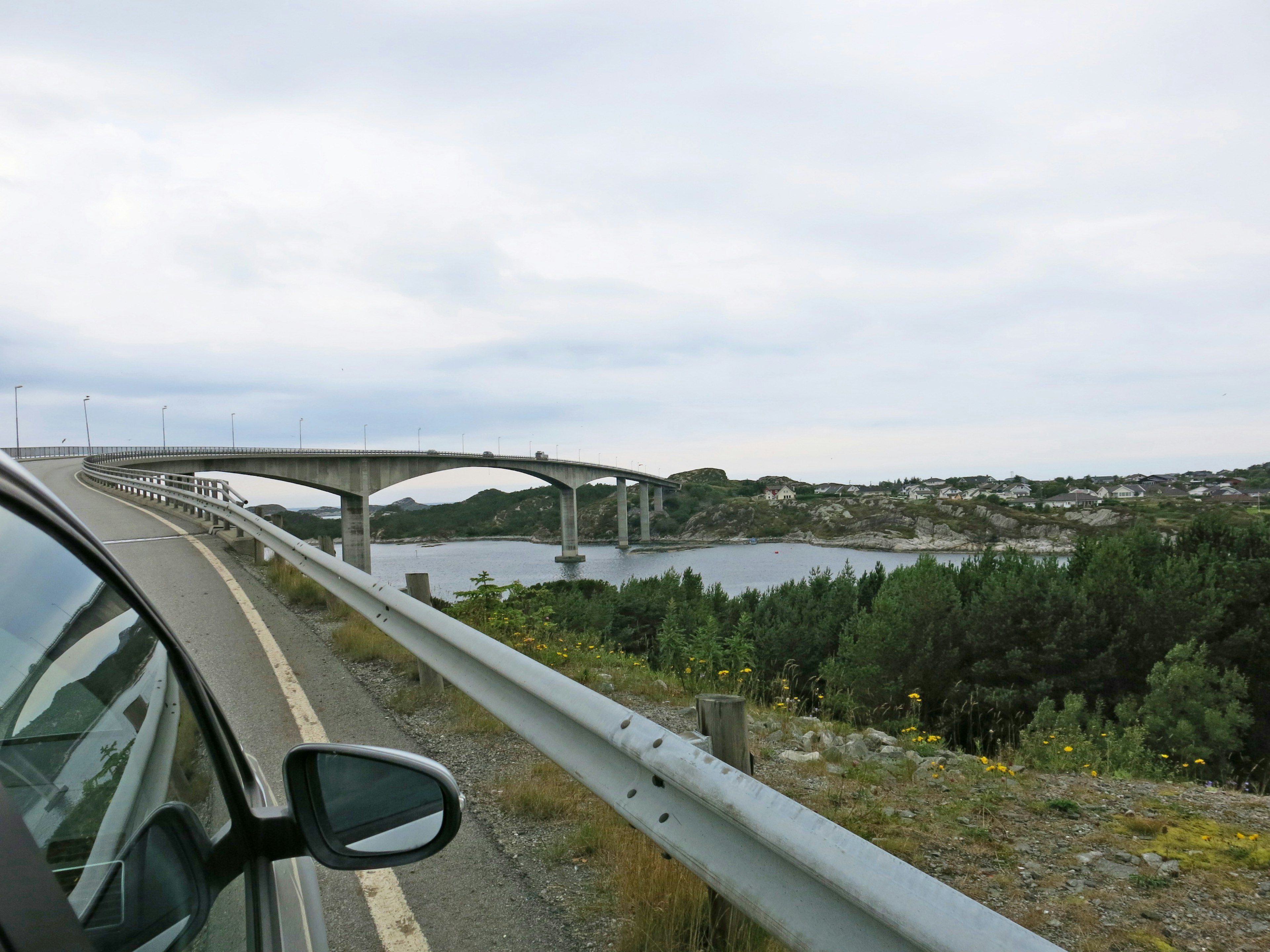 Vue d'un pont et d'une rivière depuis une fenêtre de voiture