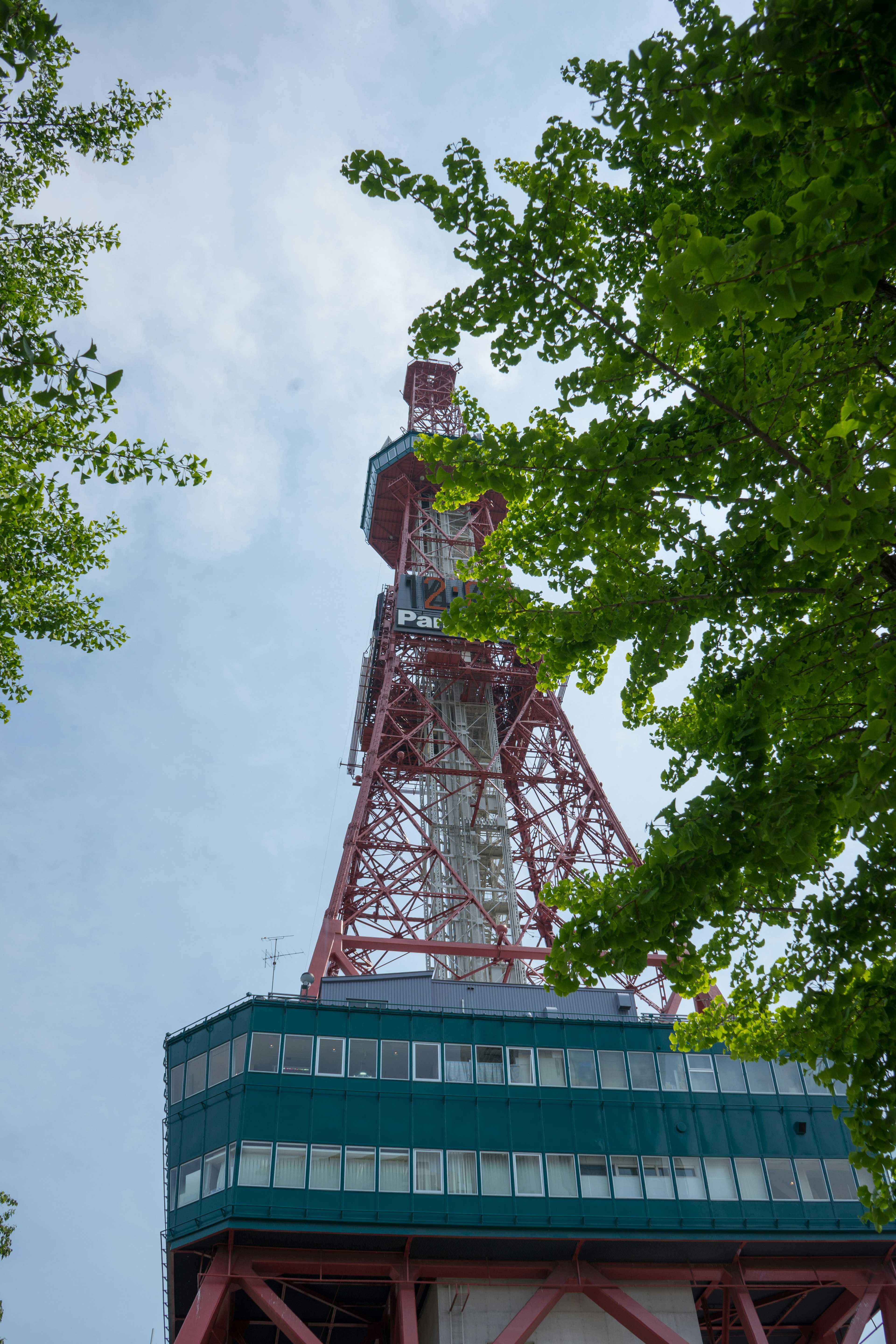 Tokio Tower umgeben von grünen Bäumen