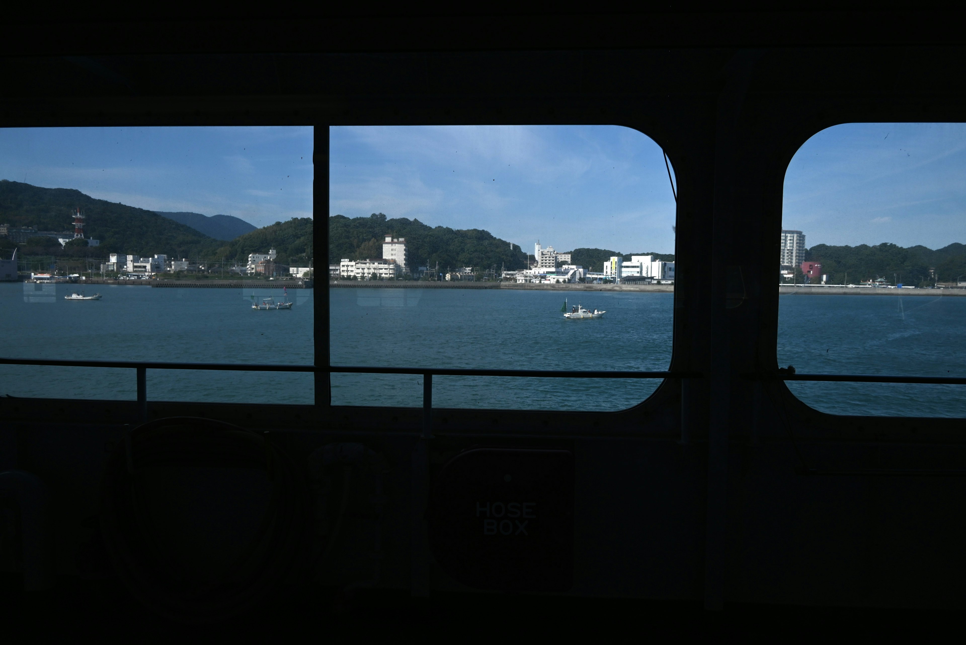 Vista del mar tranquilo y el paisaje circundante desde una ventana de barco