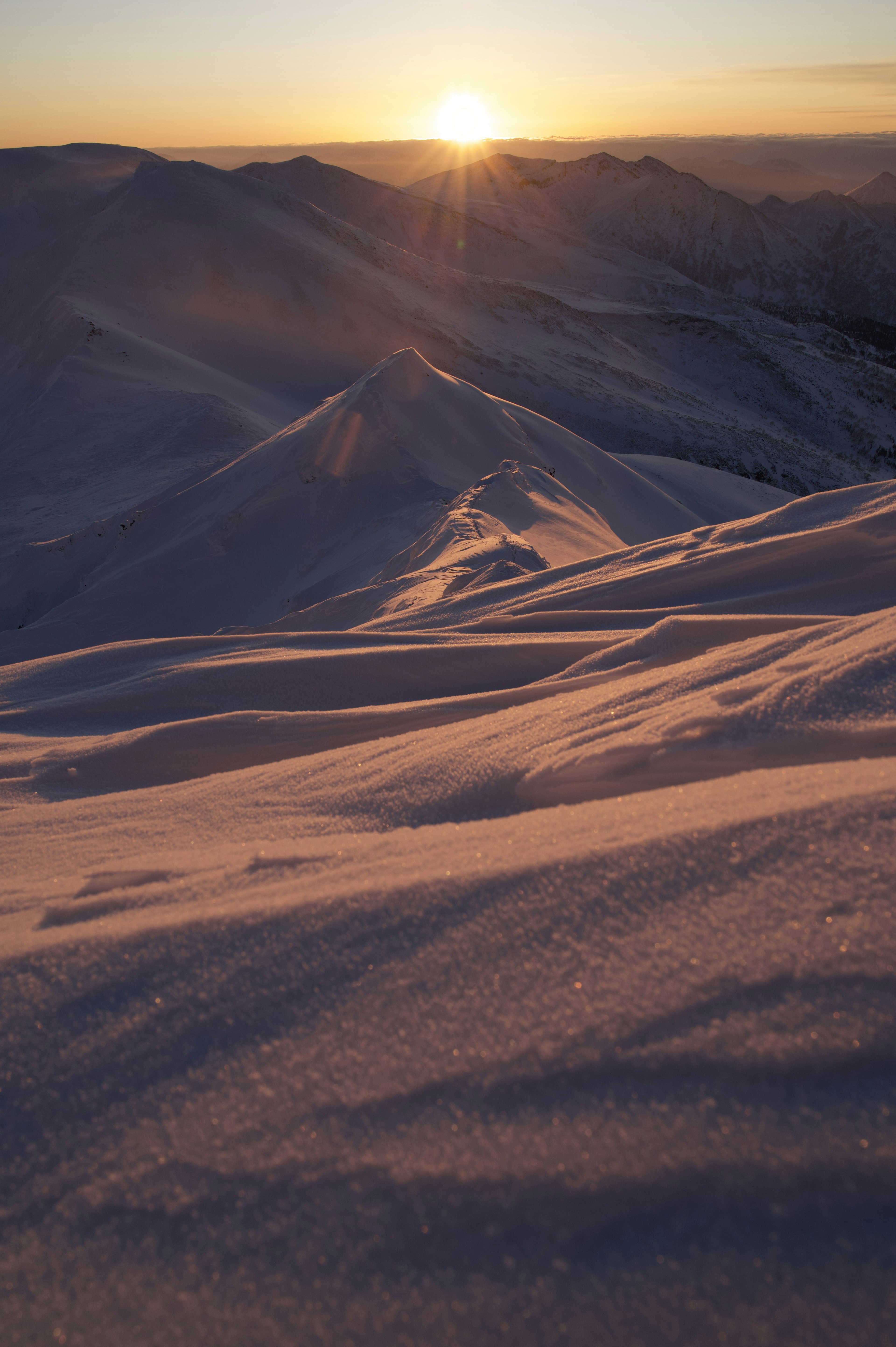 Montagnes enneigées avec vue sur le coucher de soleil