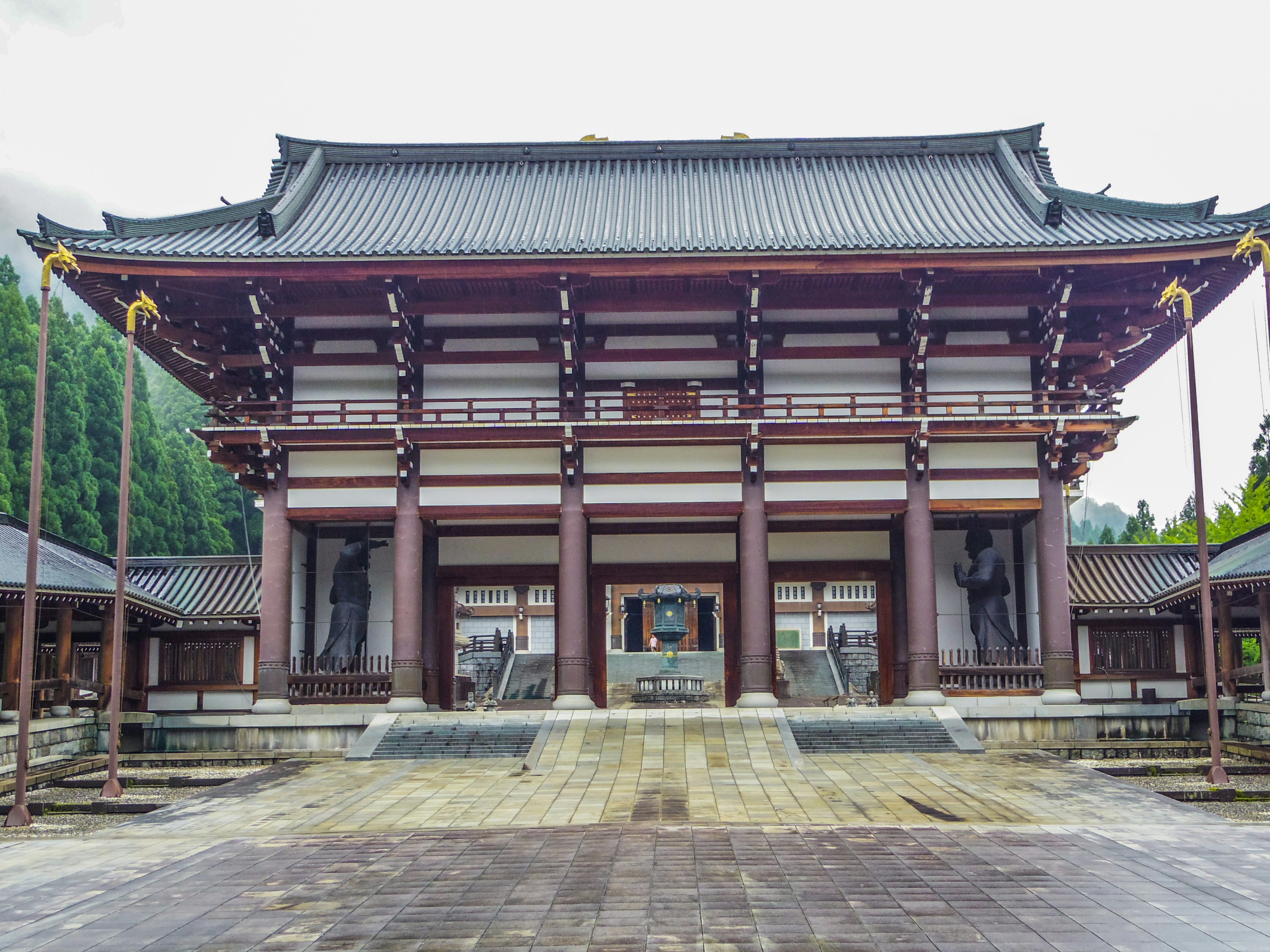 Un edificio de templo japonés tradicional que muestra una arquitectura intrincada