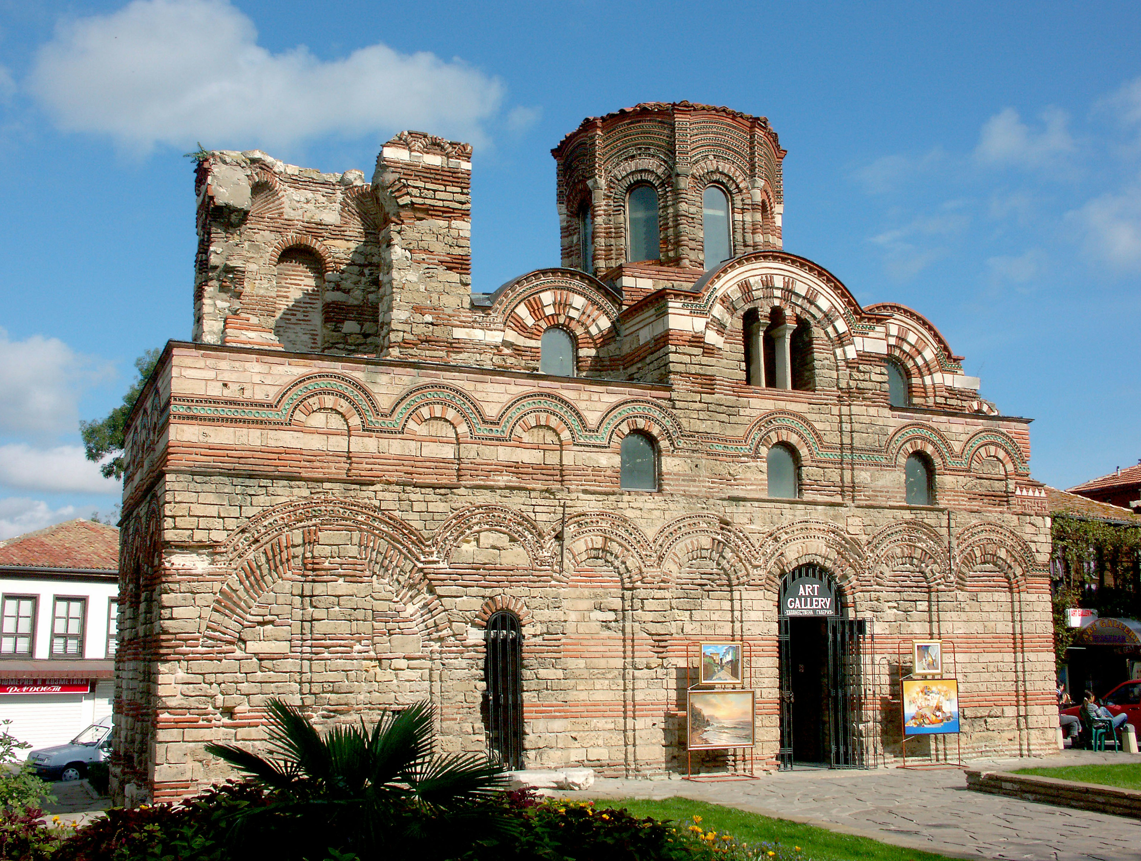 Esterno di un'antica chiesa in pietra con cupola arrotondata