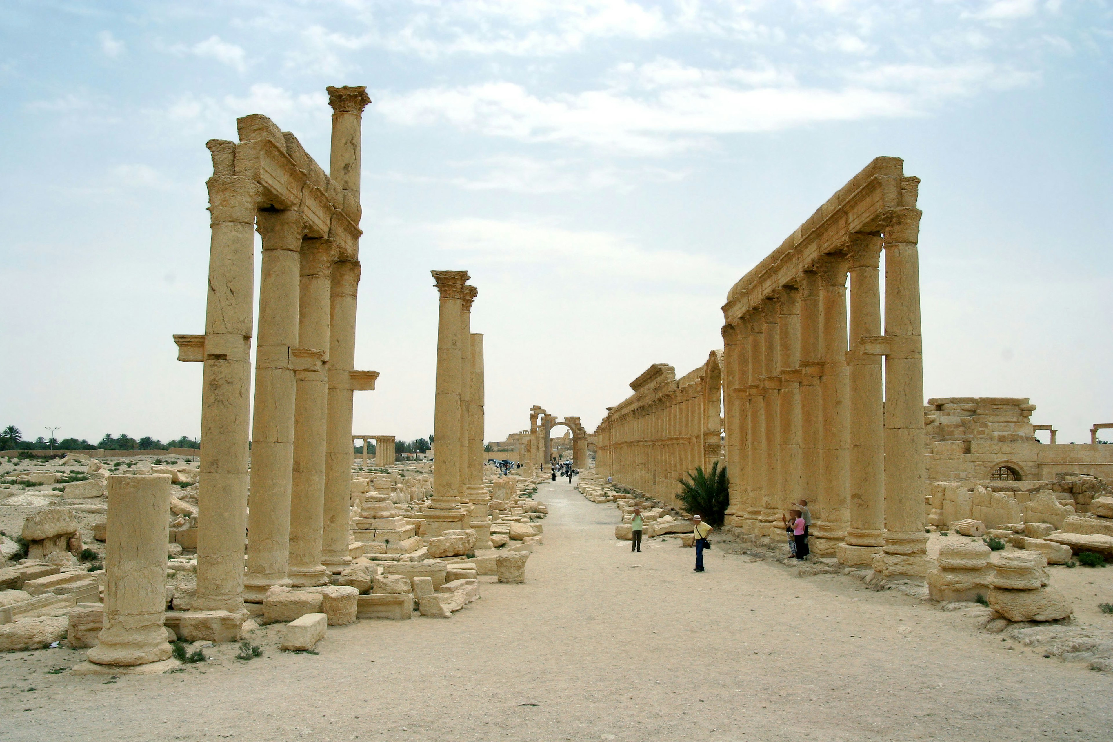 Ruinas antiguas con columnas a lo largo de un camino