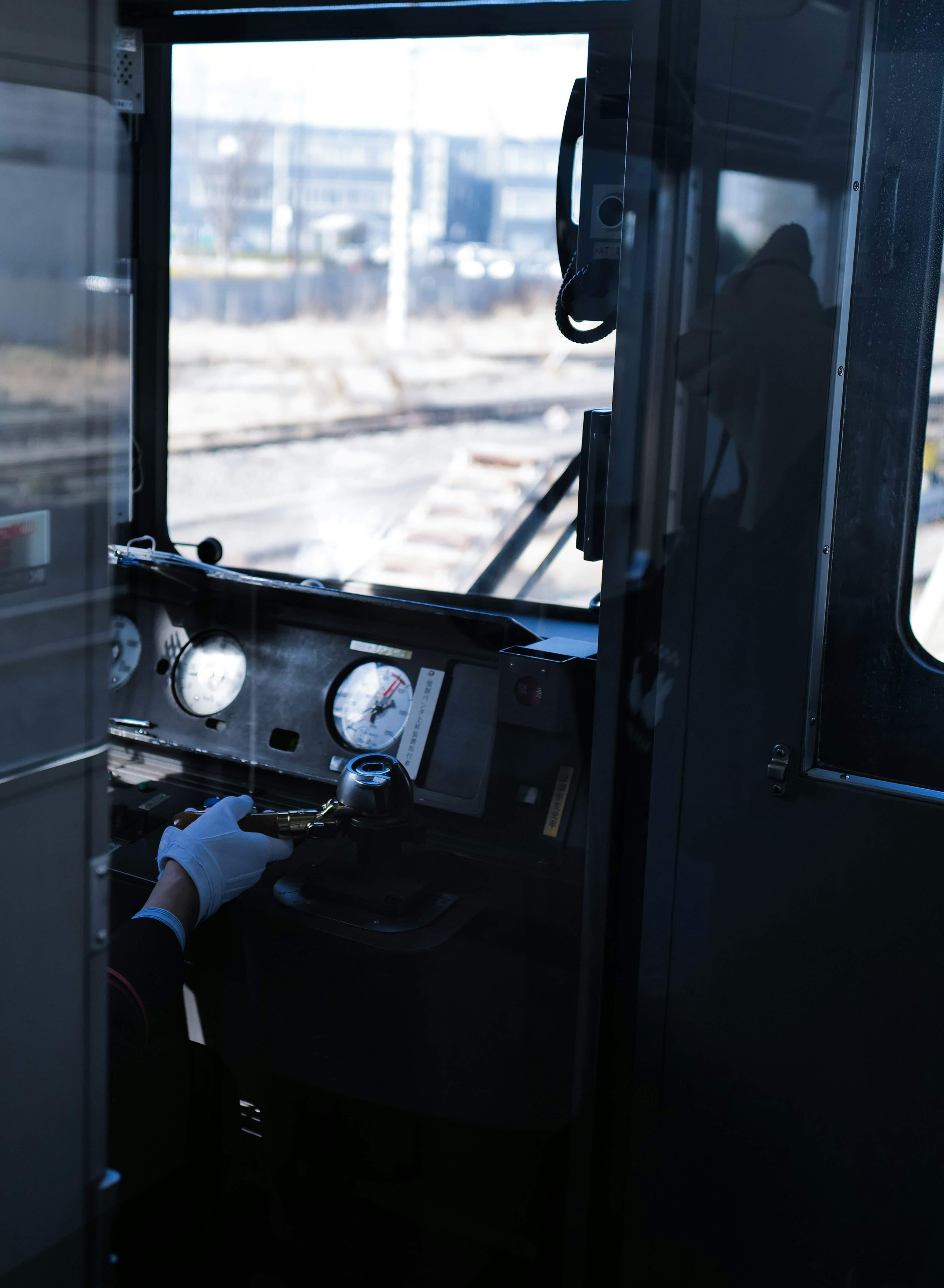 Vue du panneau de contrôle et du volant du conducteur de train