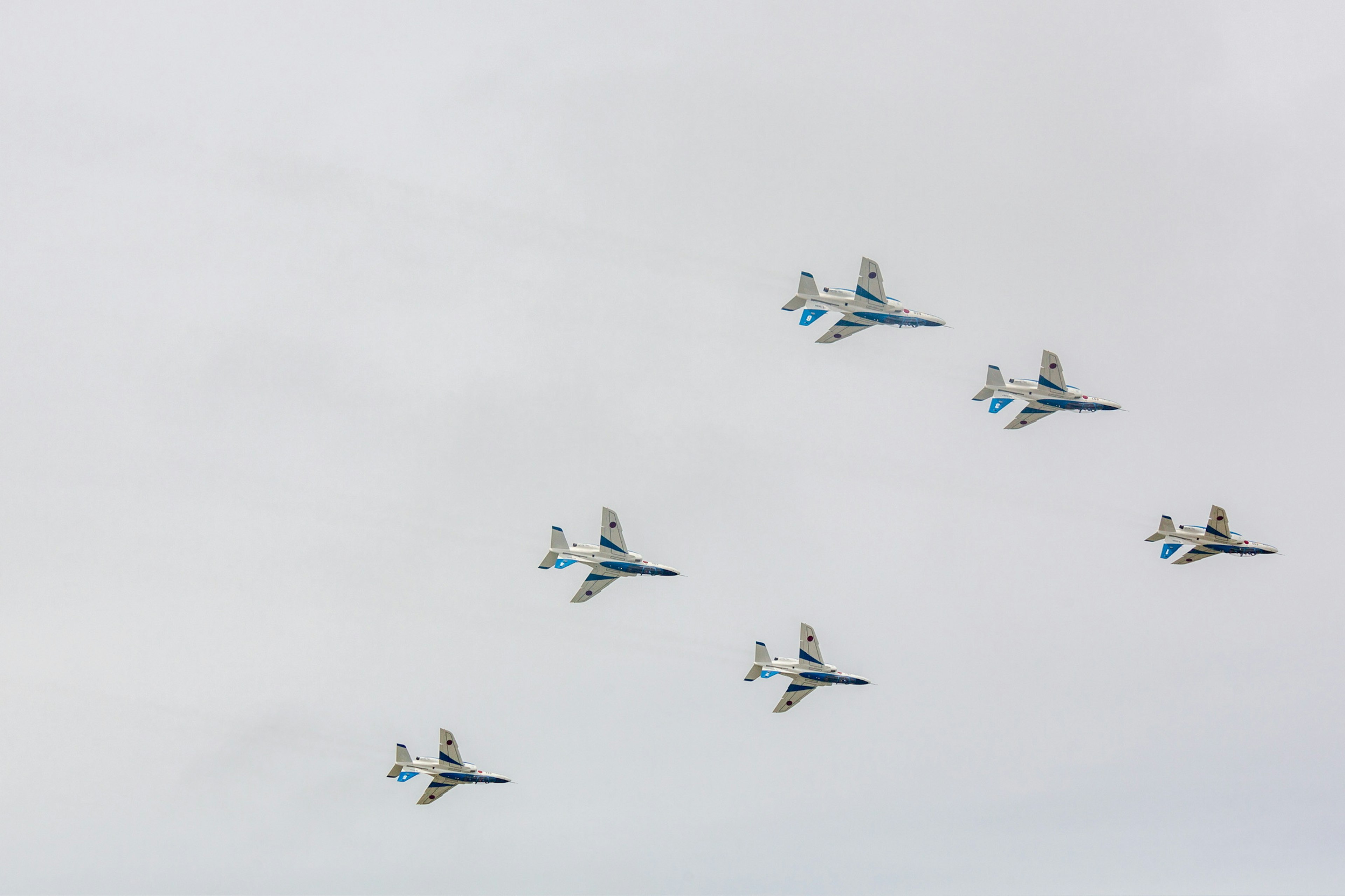 Formation von sechs Militärflugzeugen, die am Himmel fliegen