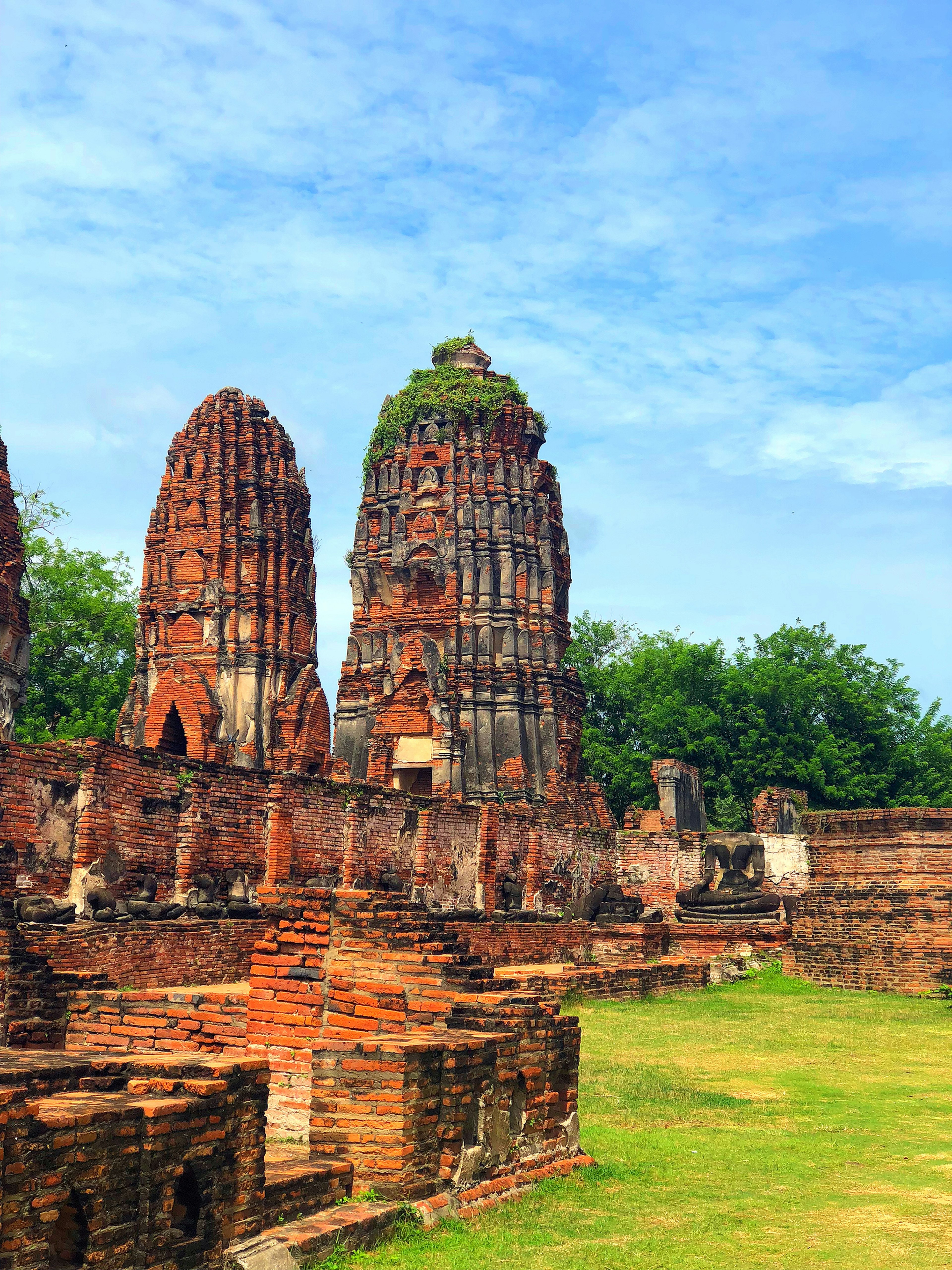 Ruines d'un ancien temple avec trois flèches et ciel bleu clair