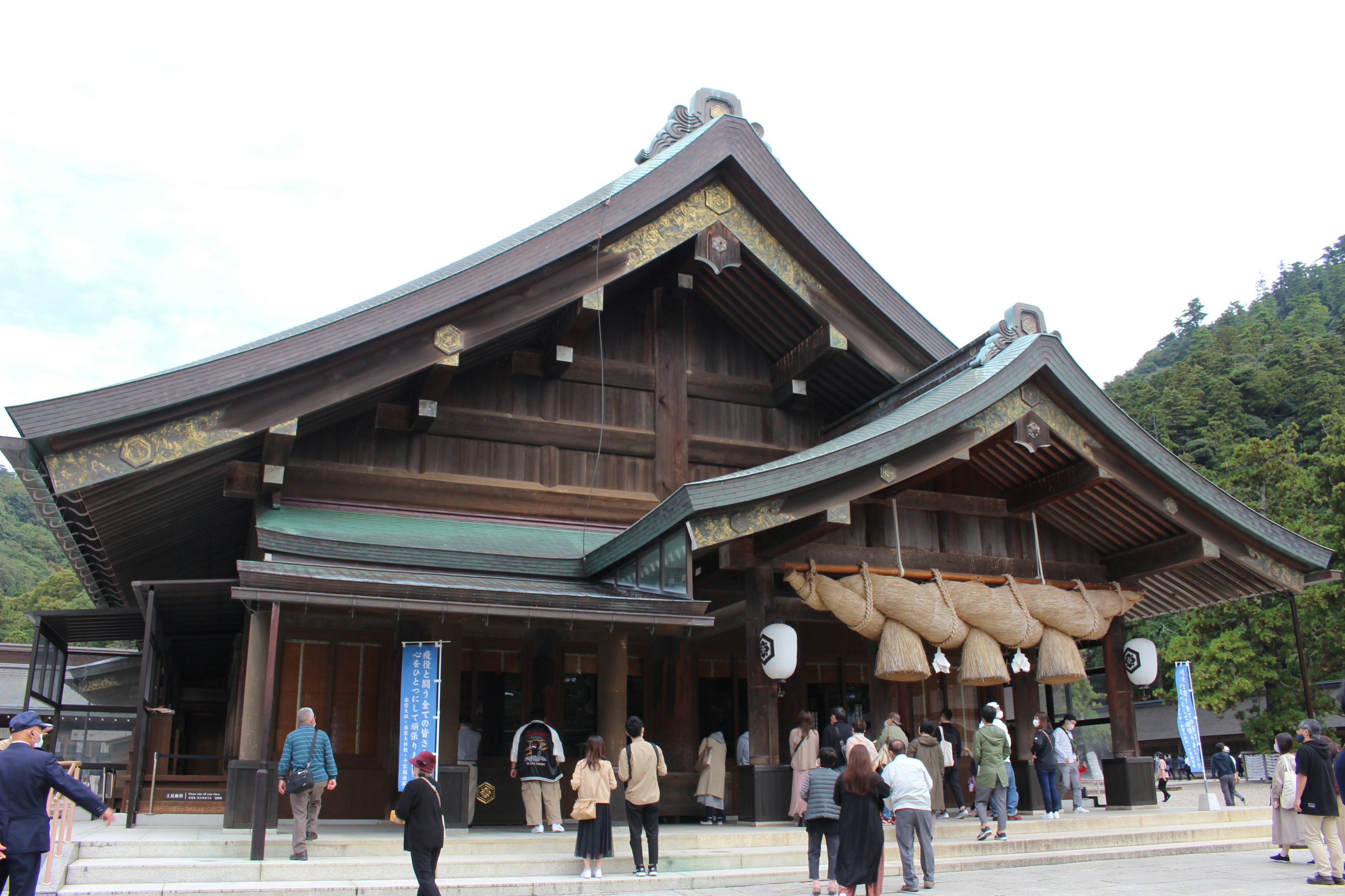 Edificio de santuario japonés tradicional con visitantes