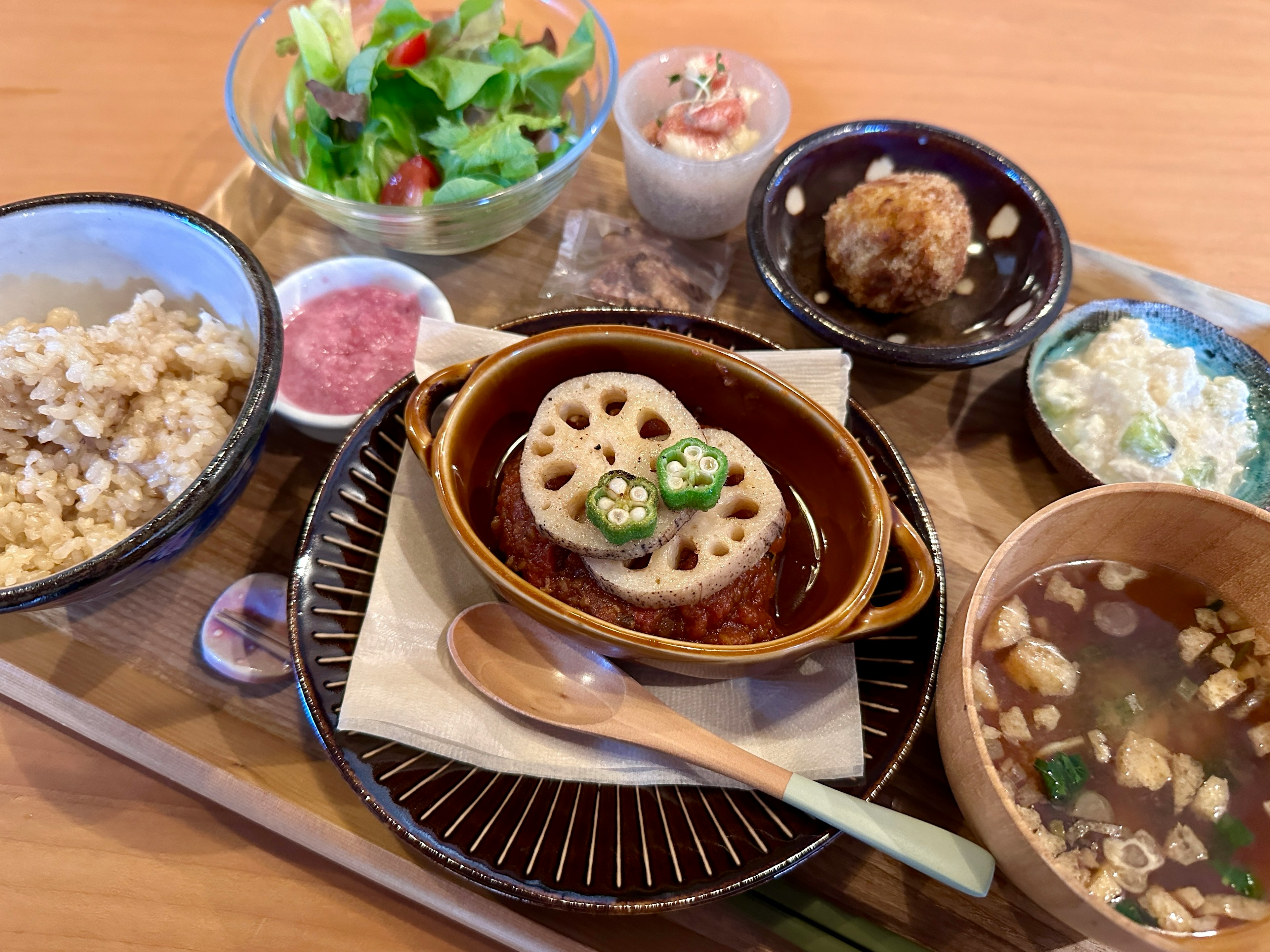 Hermoso plato de cocina japonesa con raíz de loto guisada y verduras acompañado de ensalada arroz y sopa miso