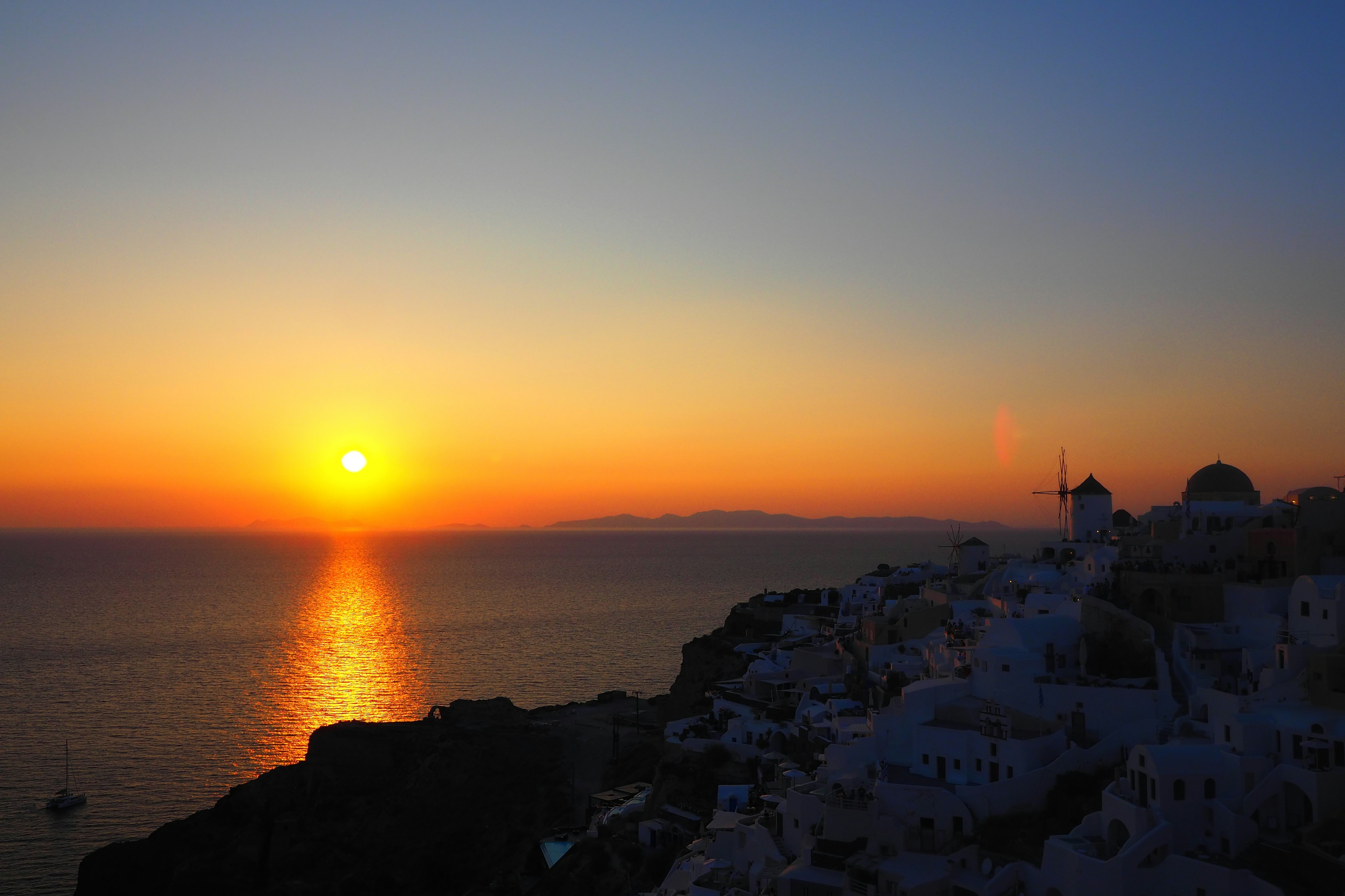 Wunderschöner Sonnenuntergang über der Küste von Santorin