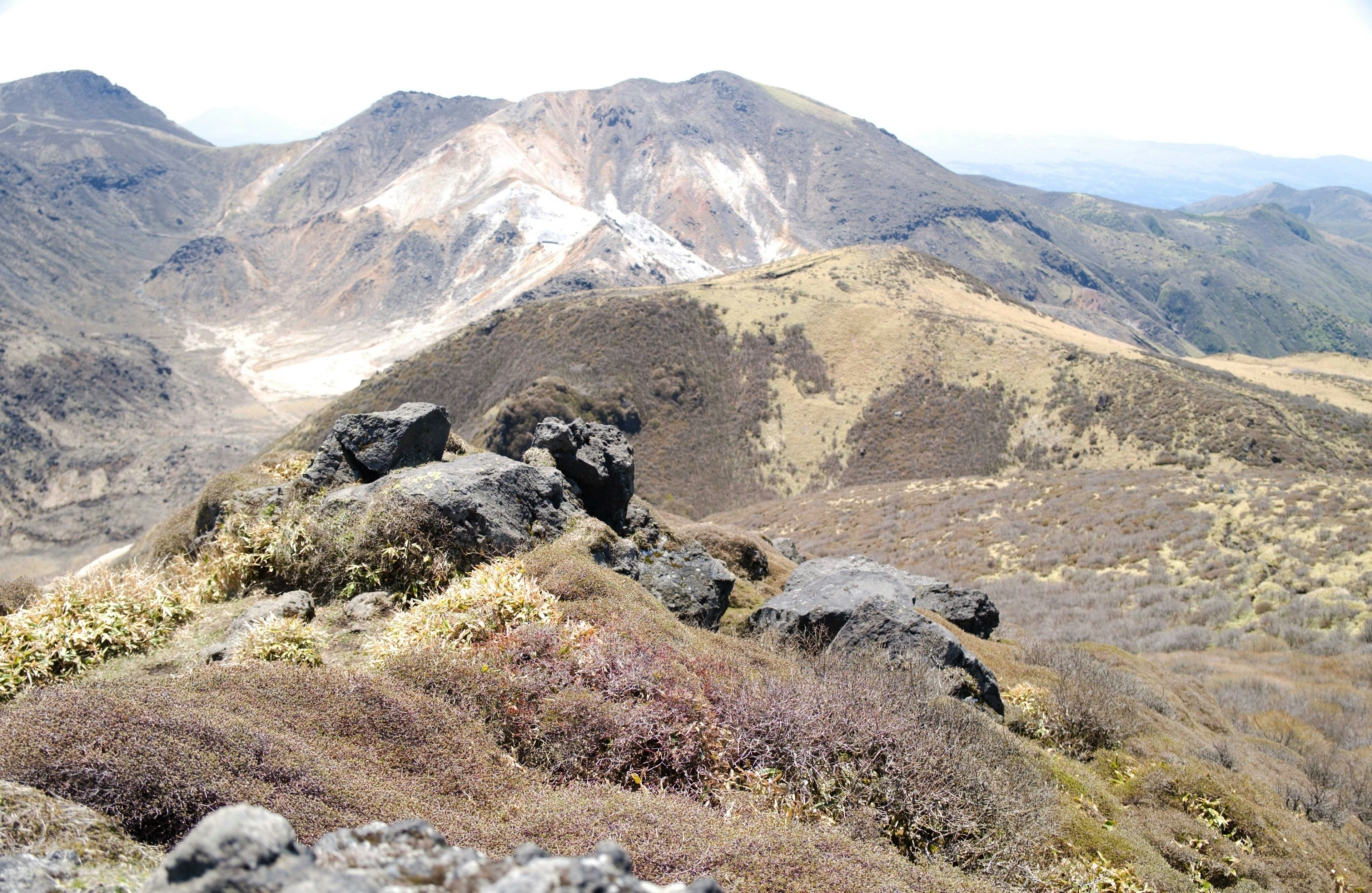 Paysage de montagne avec des rochers exposés et de la végétation