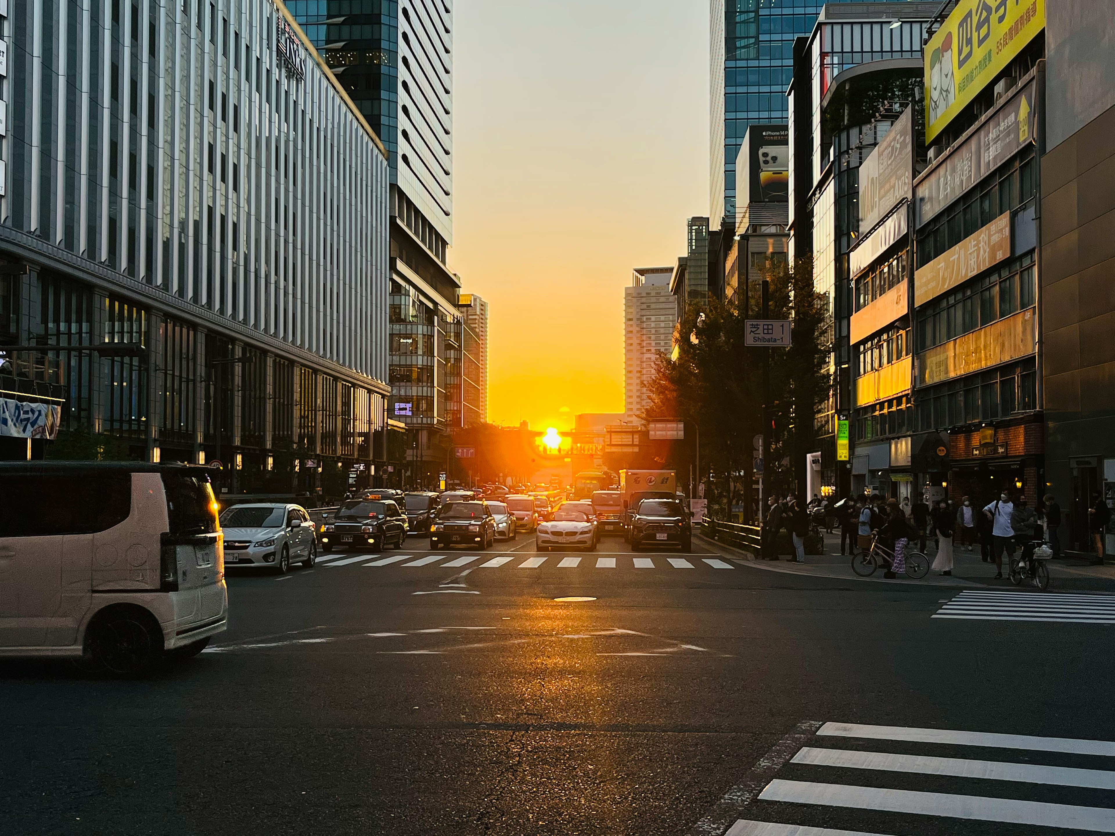 夕日がビルの間から見える都市の交差点