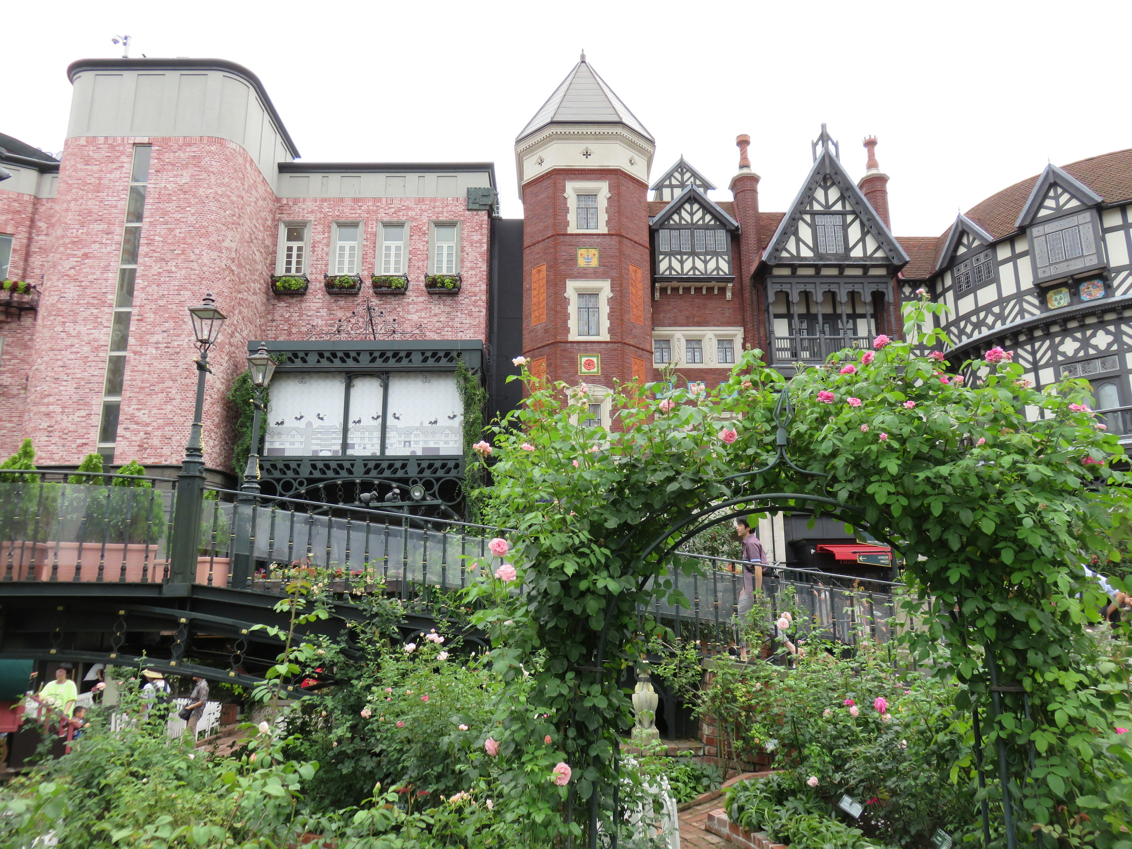 Giardino affascinante con edifici storici in un ambiente pittoresco