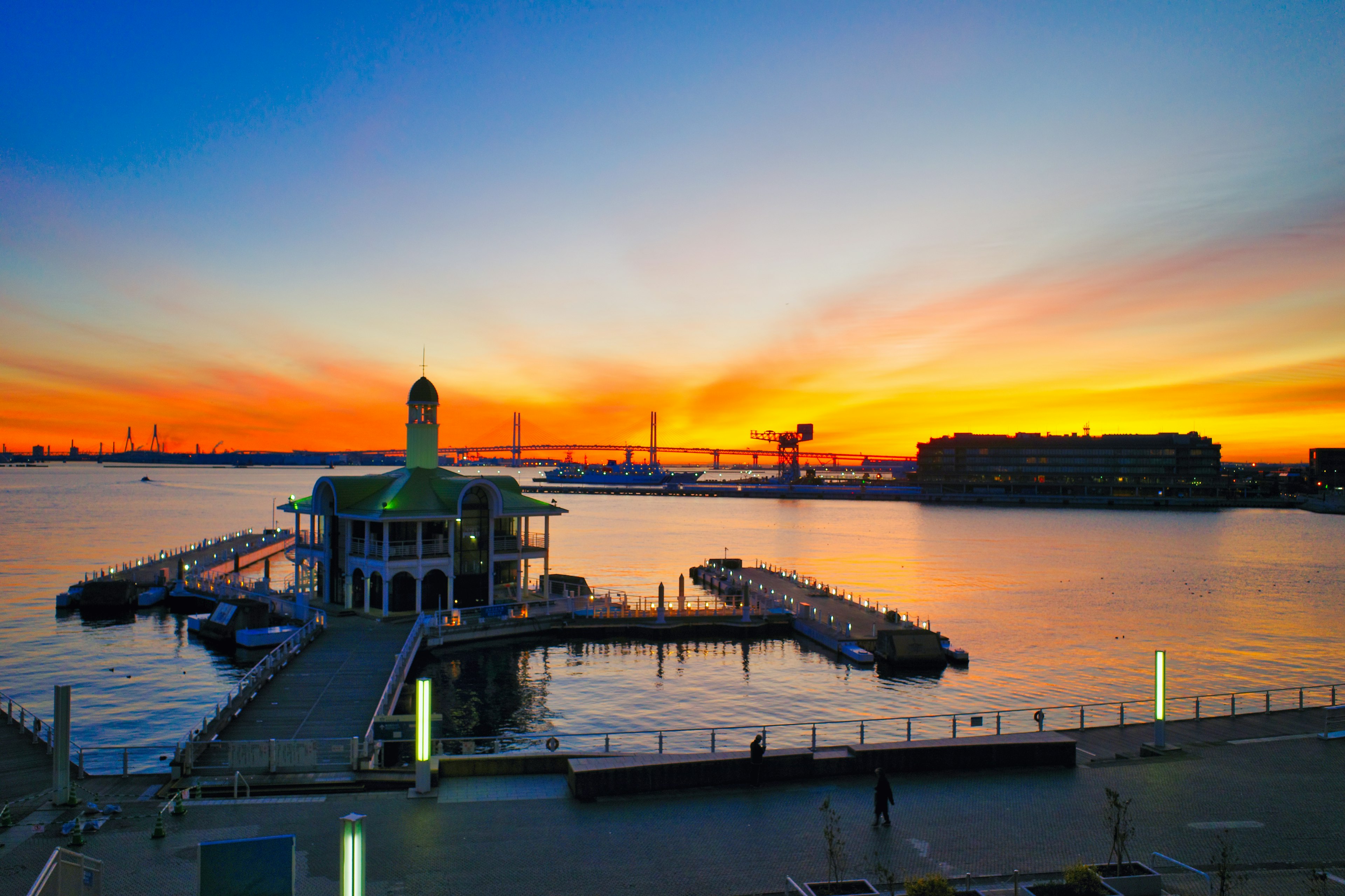 Hermoso cielo al atardecer con vista al puerto que muestra un muelle