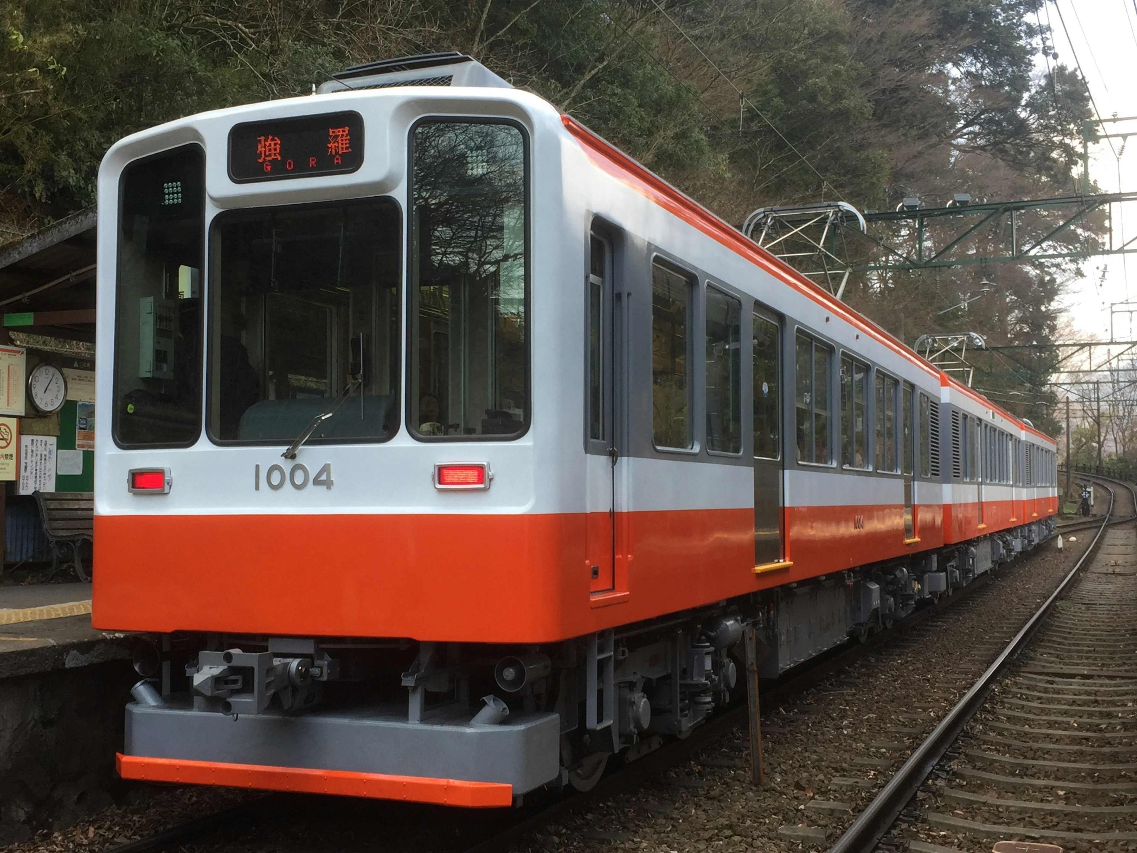 オレンジとグレーの色合いの電車が駅に停車中