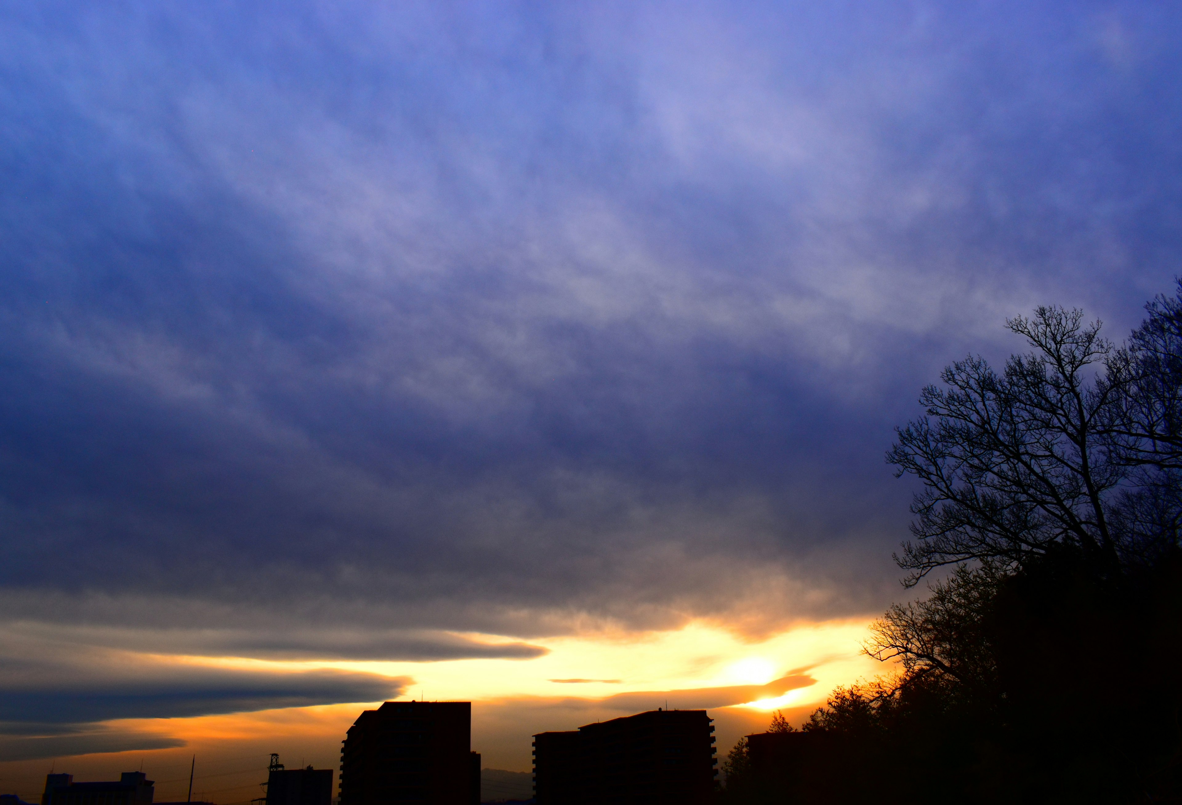 Vista en silueta de un cielo al atardecer con colores dramáticos