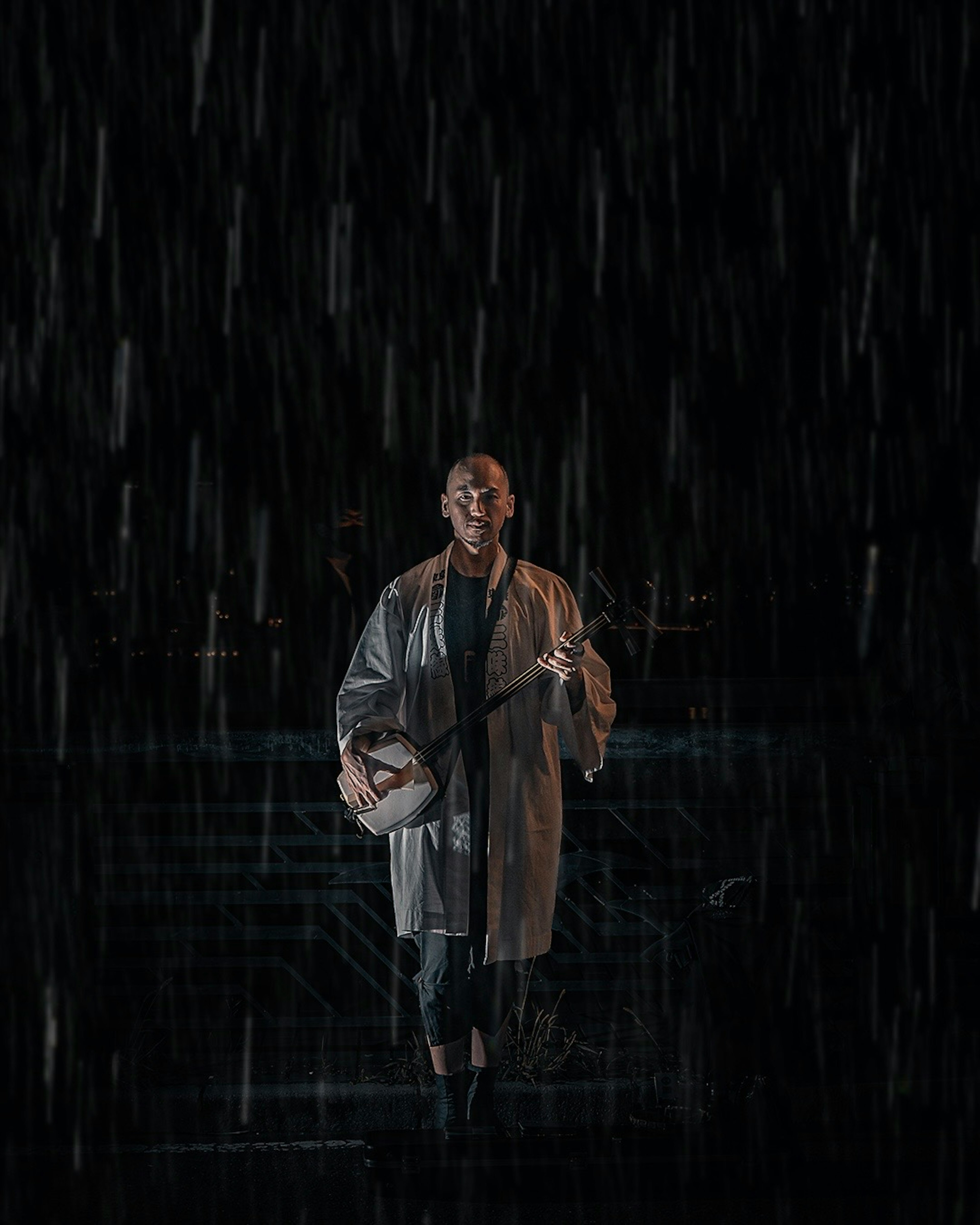 在雨中微笑并持乐器的男子